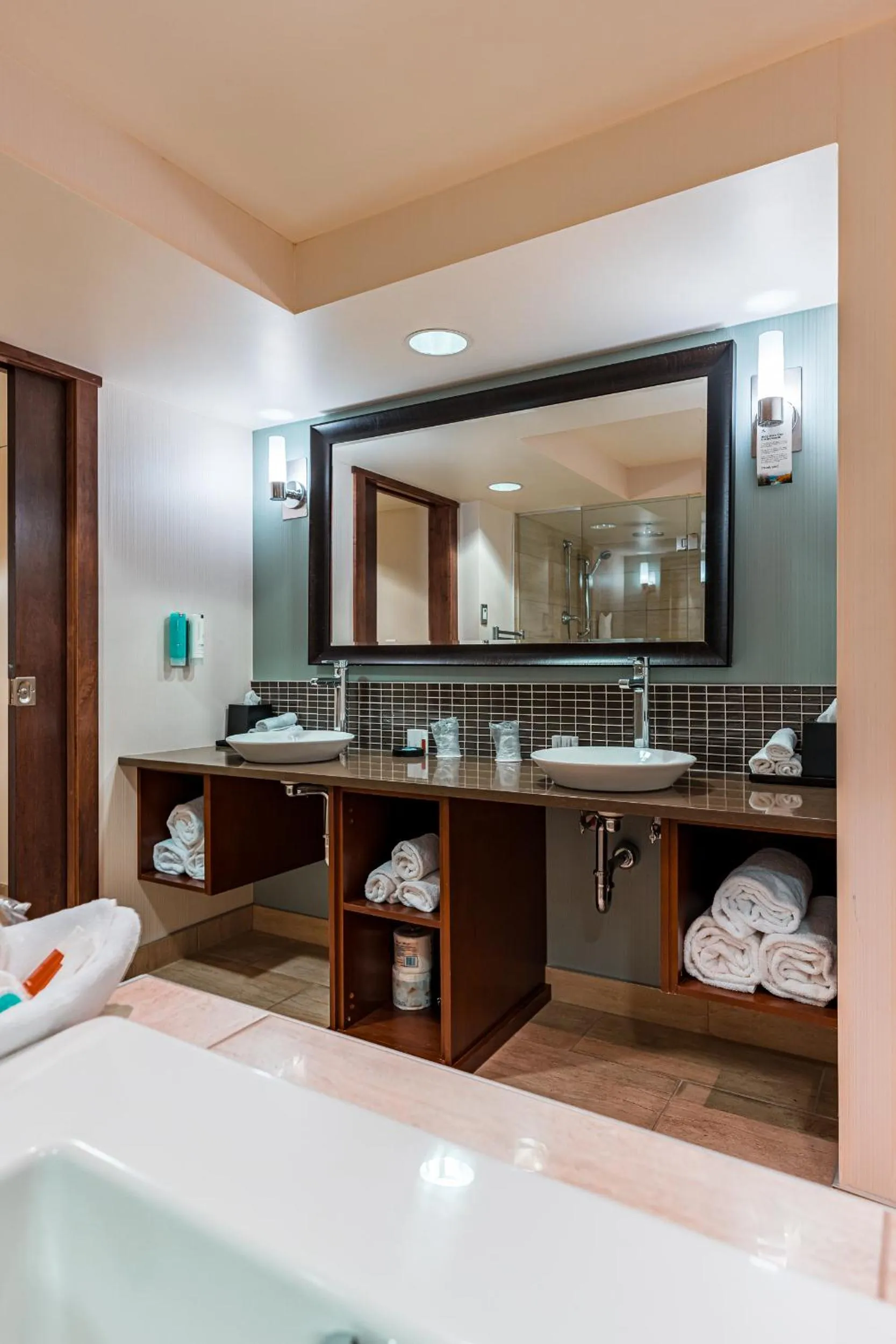 Bathroom, Bed in Red Deer Resort & Casino