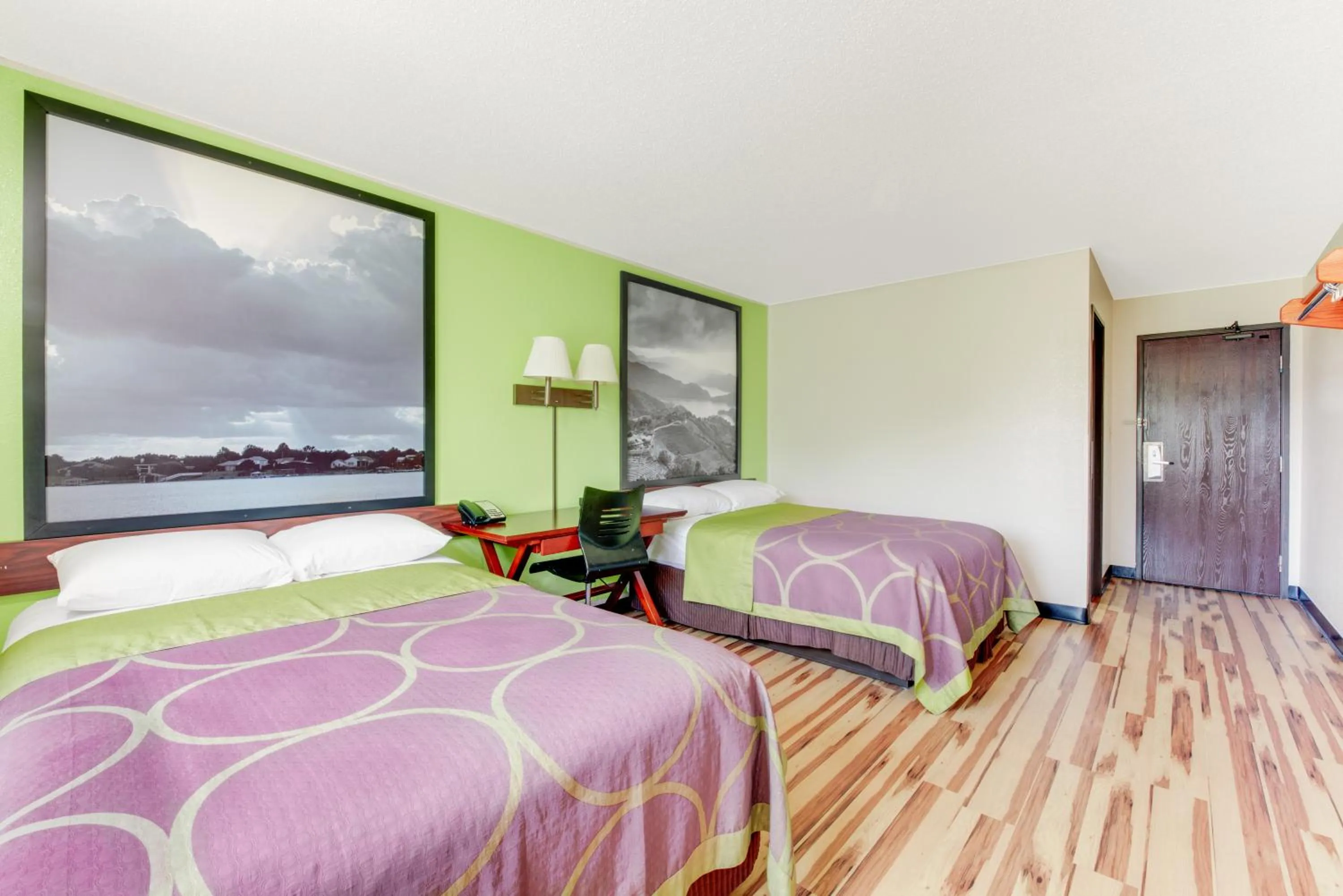 Photo of the whole room, Bed in Super 8 by Wyndham Hagerstown I-70