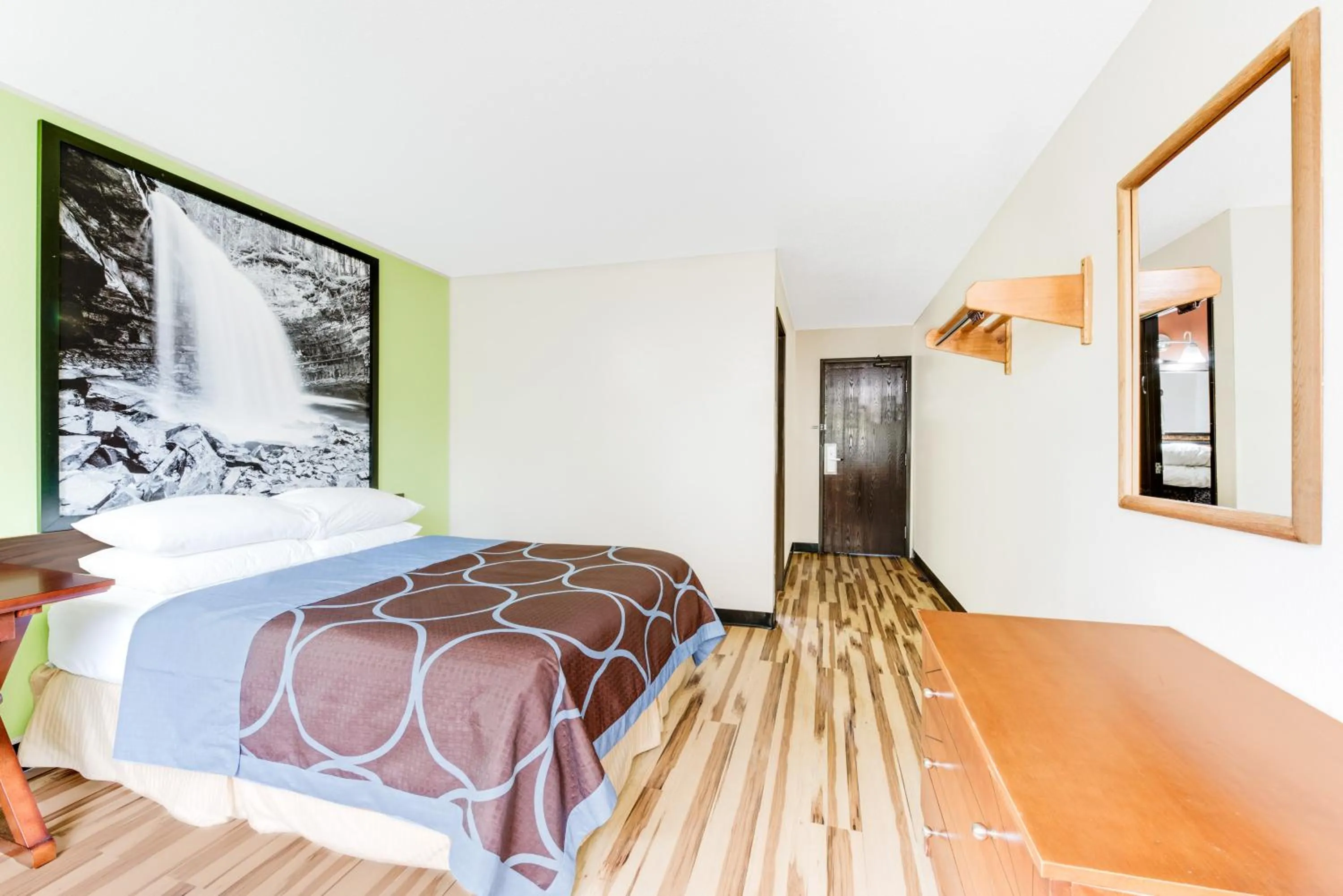 Photo of the whole room, Bed in Super 8 by Wyndham Hagerstown I-70