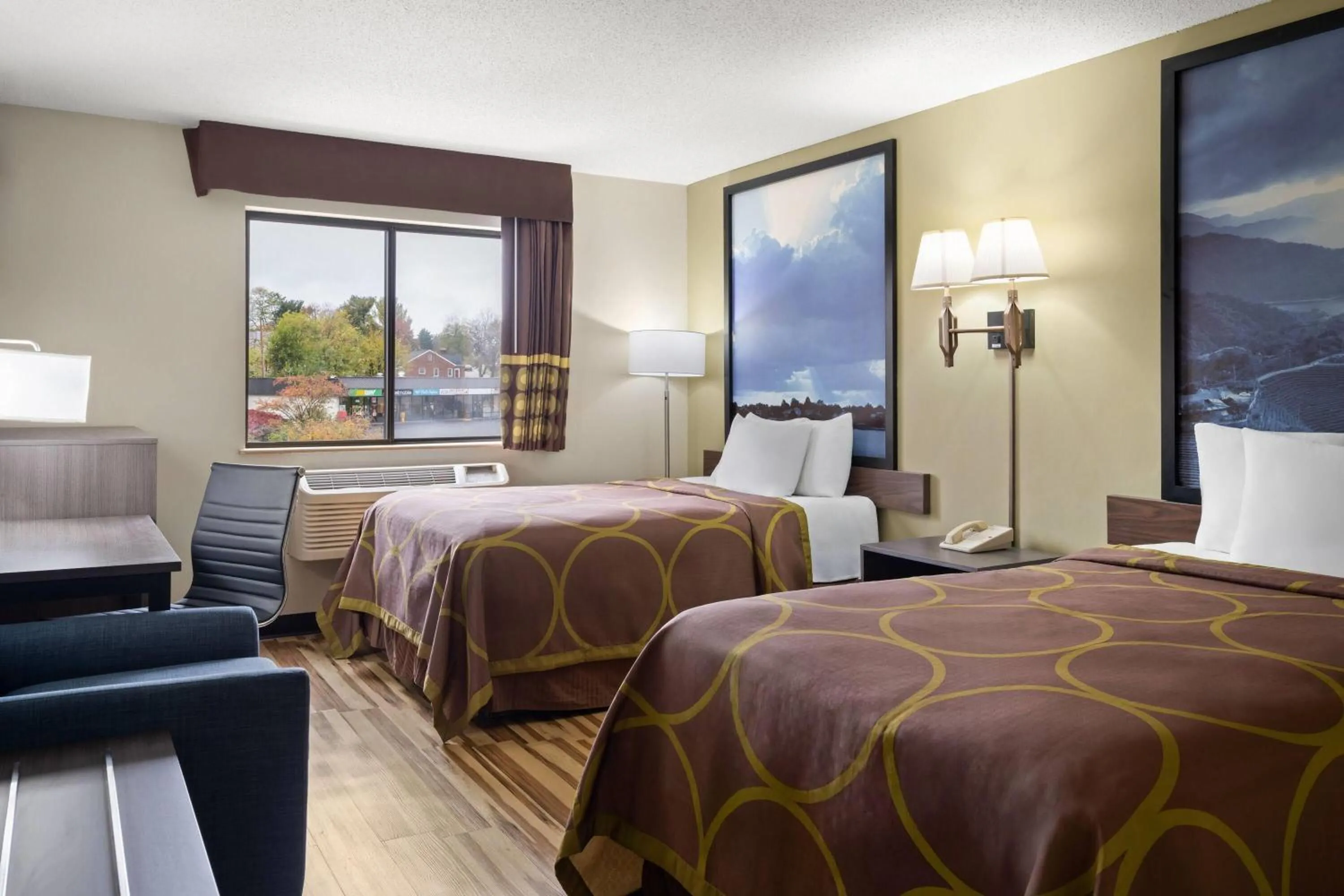 Photo of the whole room, Bed in Super 8 by Wyndham Hagerstown I-70