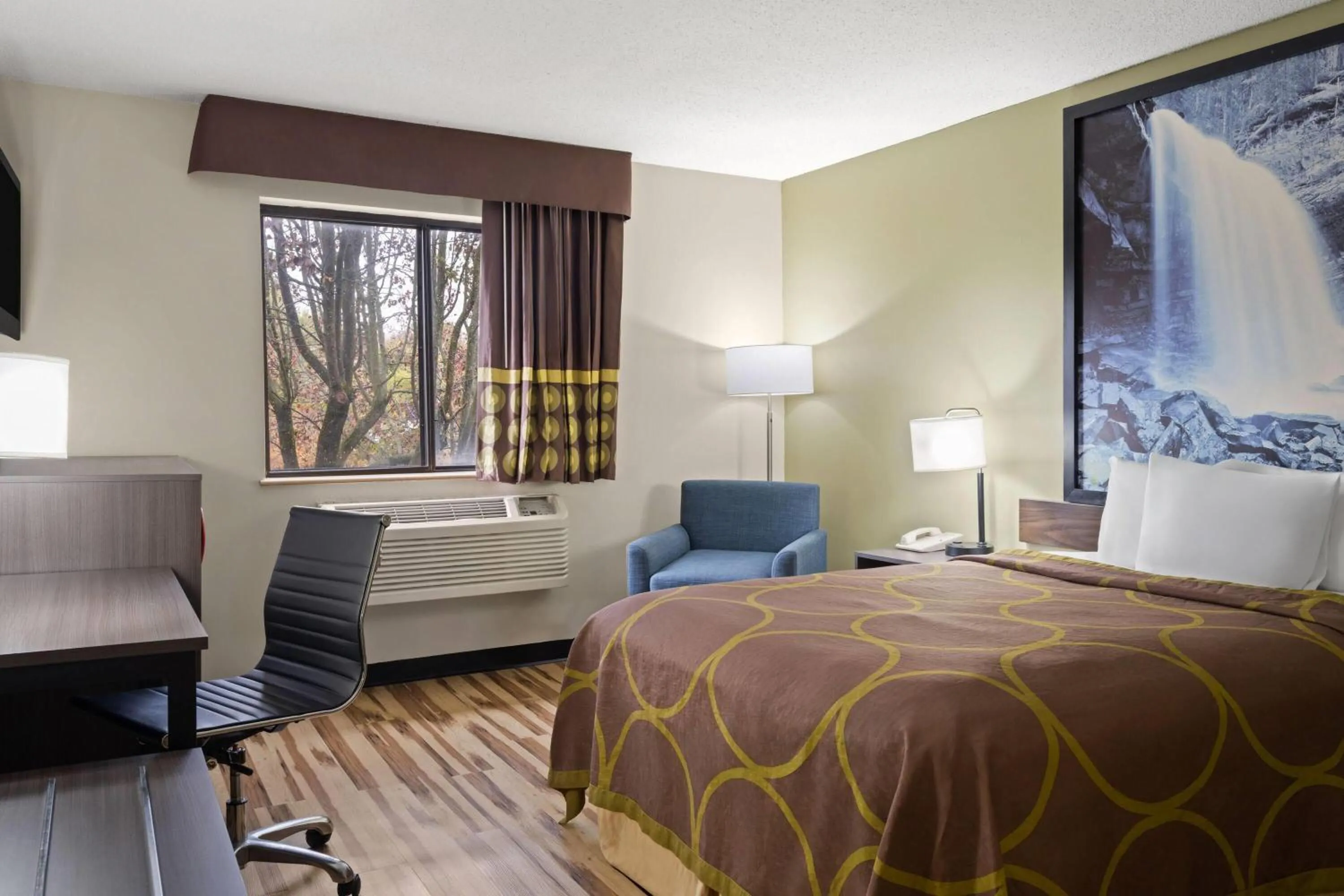 Photo of the whole room, Bed in Super 8 by Wyndham Hagerstown I-70