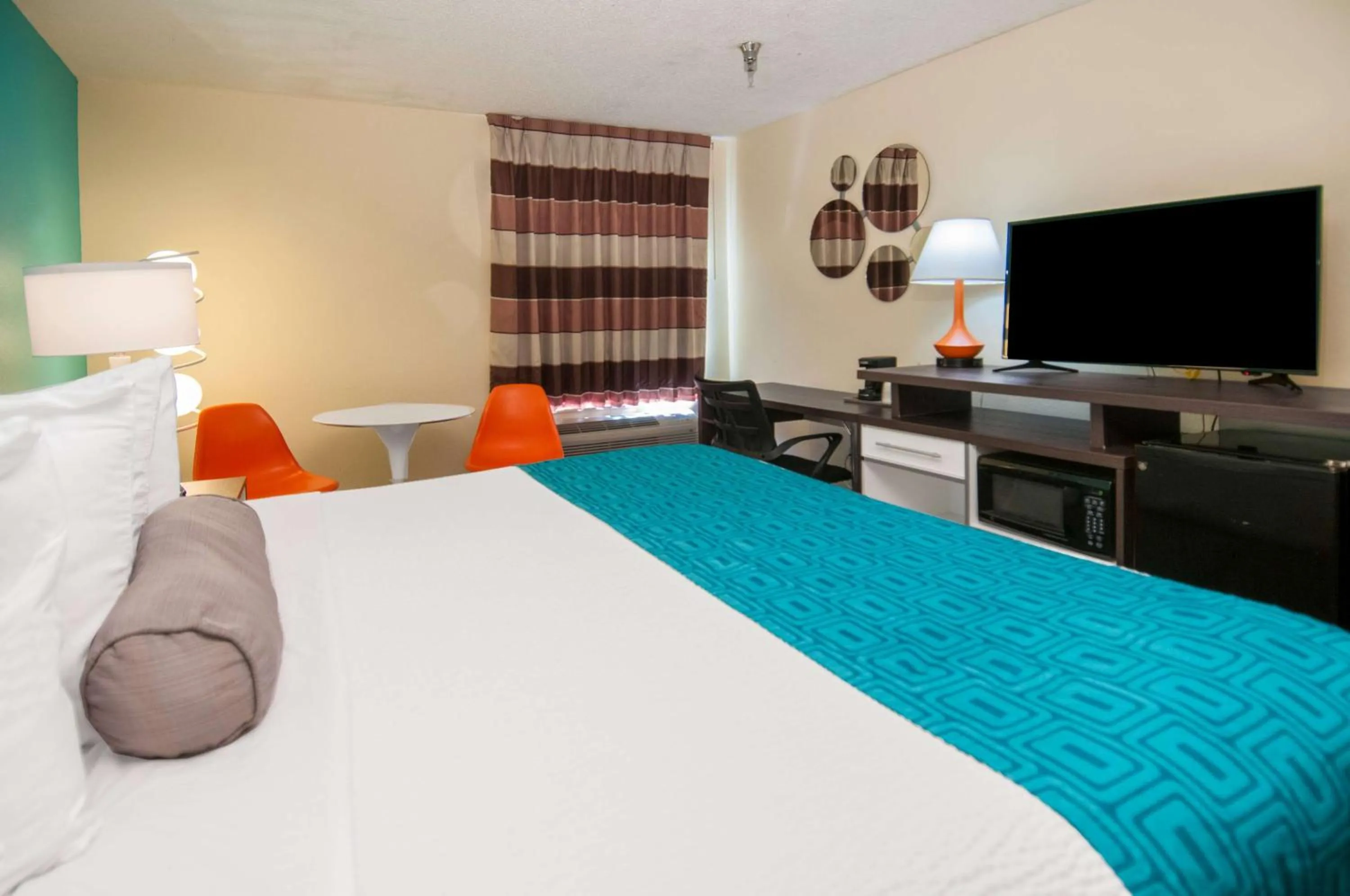 Photo of the whole room, Bed in Howard Johnson by Wyndham Scott Lafayette