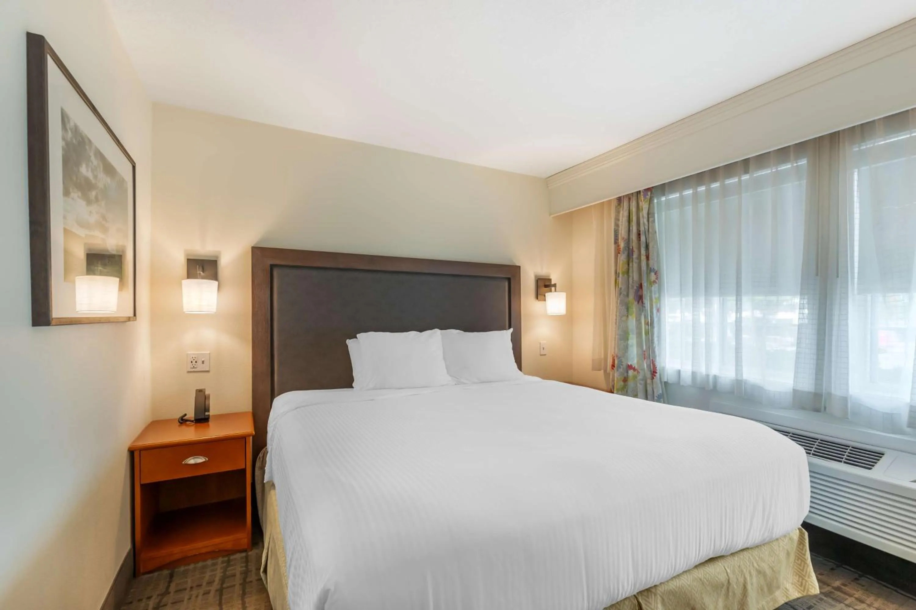Bedroom, Bed in Best Western Plus University Park Inn & Suites