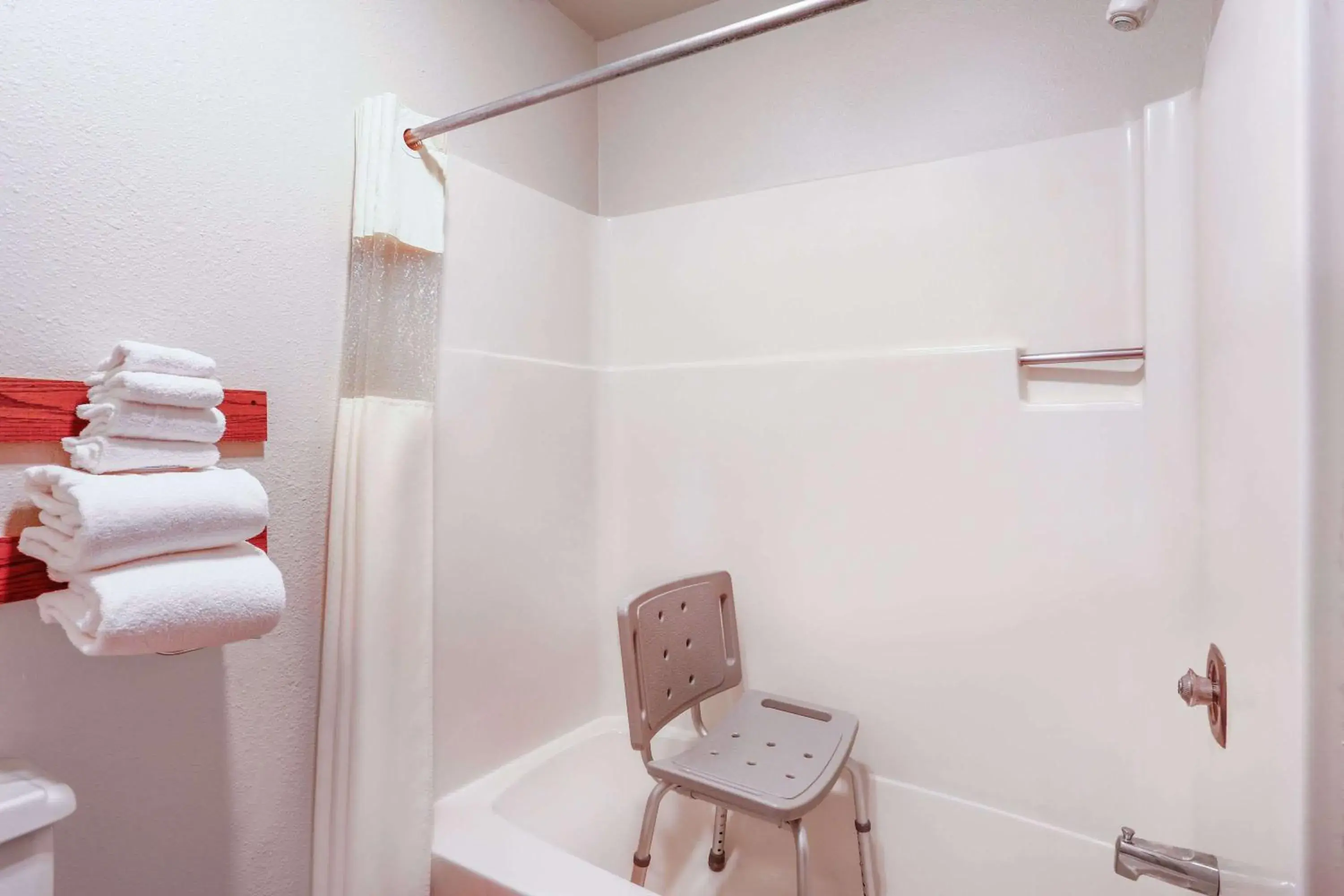 King Room - Disability Access/Non-Smoking in Howard Johnson by Wyndham Helena King Room - Disability Access/Non-Smoking in Howard Johnson by Wyndham Helena