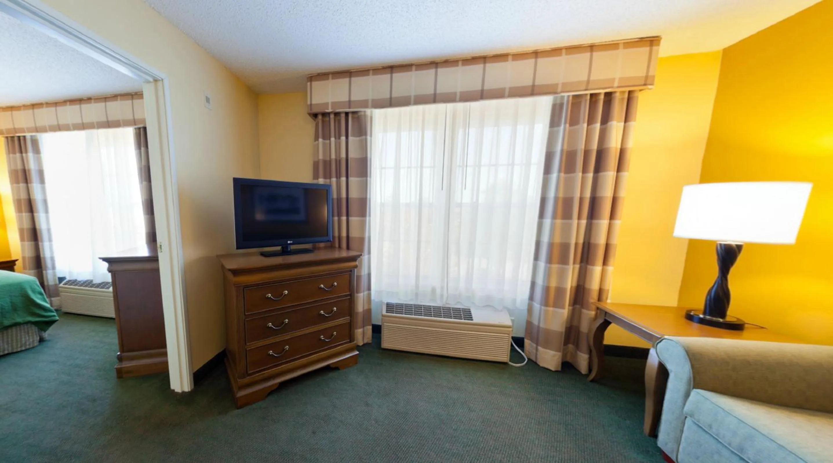 Seating area, Bed in Country Inn & Suites by Radisson, Salina, KS