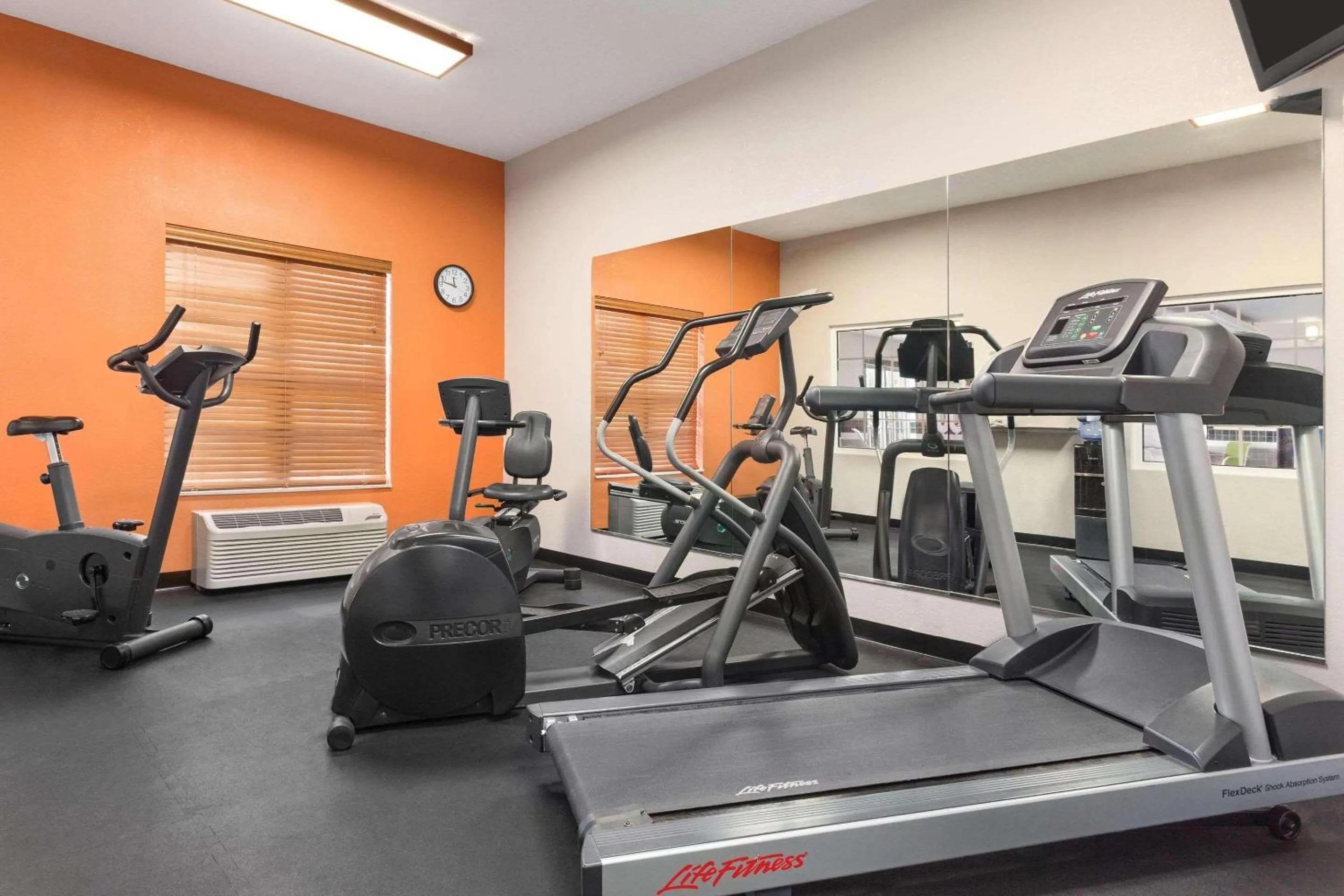 Fitness centre/facilities in Country Inn & Suites by Radisson, Salina, KS