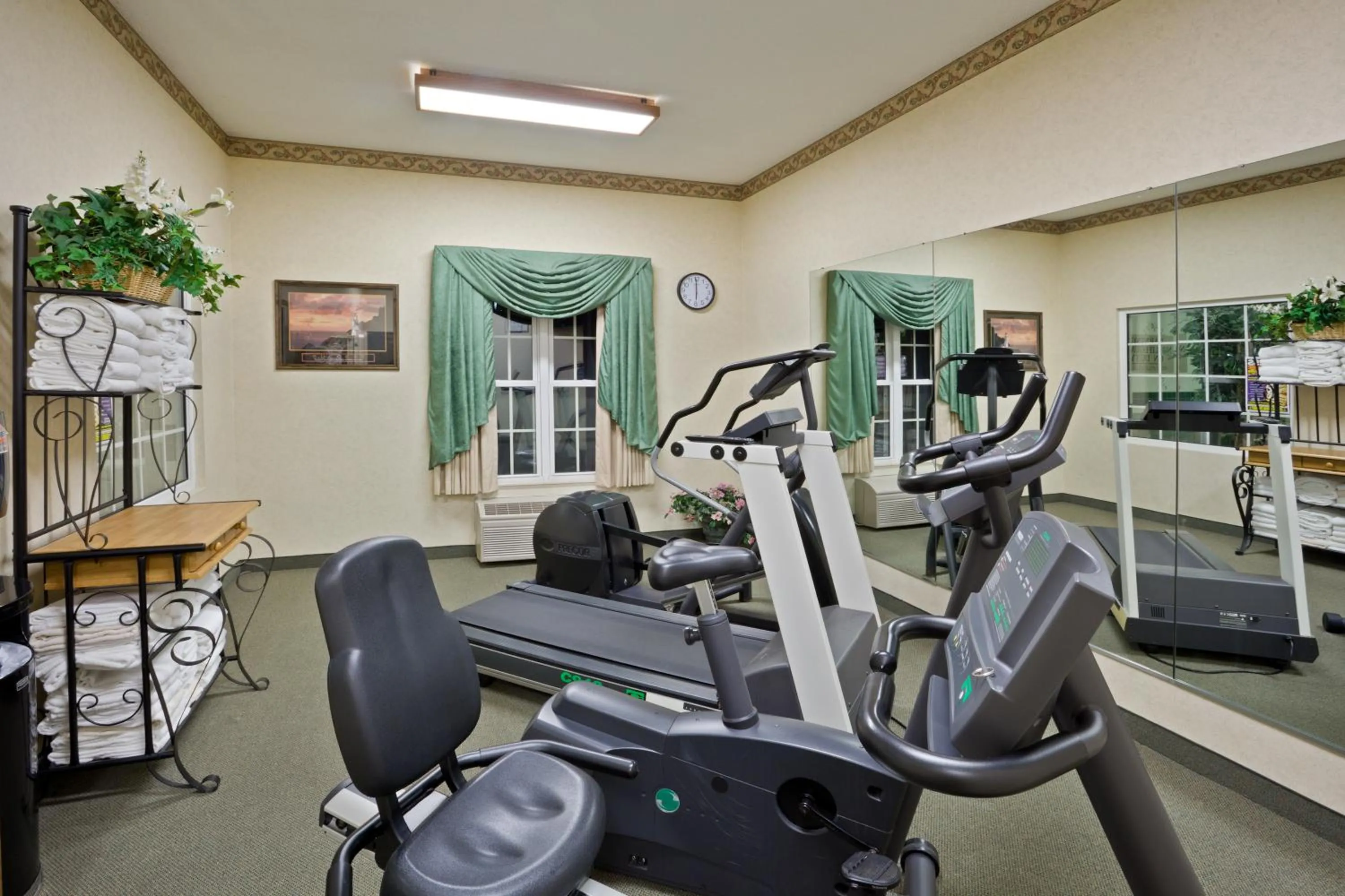 Fitness centre/facilities in Country Inn & Suites by Radisson, Salina, KS