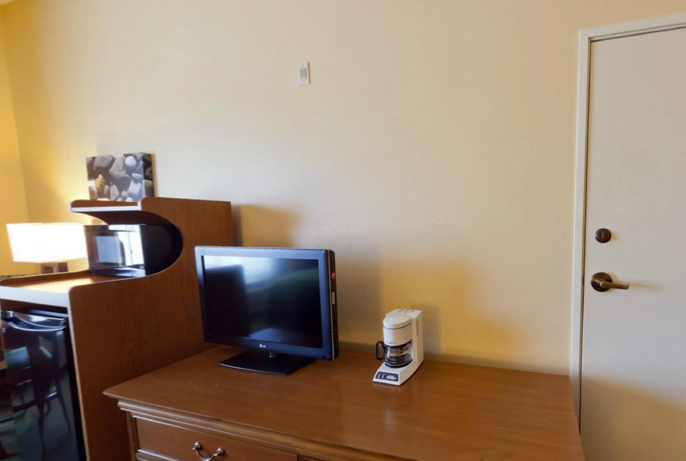 Coffee/tea facilities in Country Inn & Suites by Radisson, Salina, KS