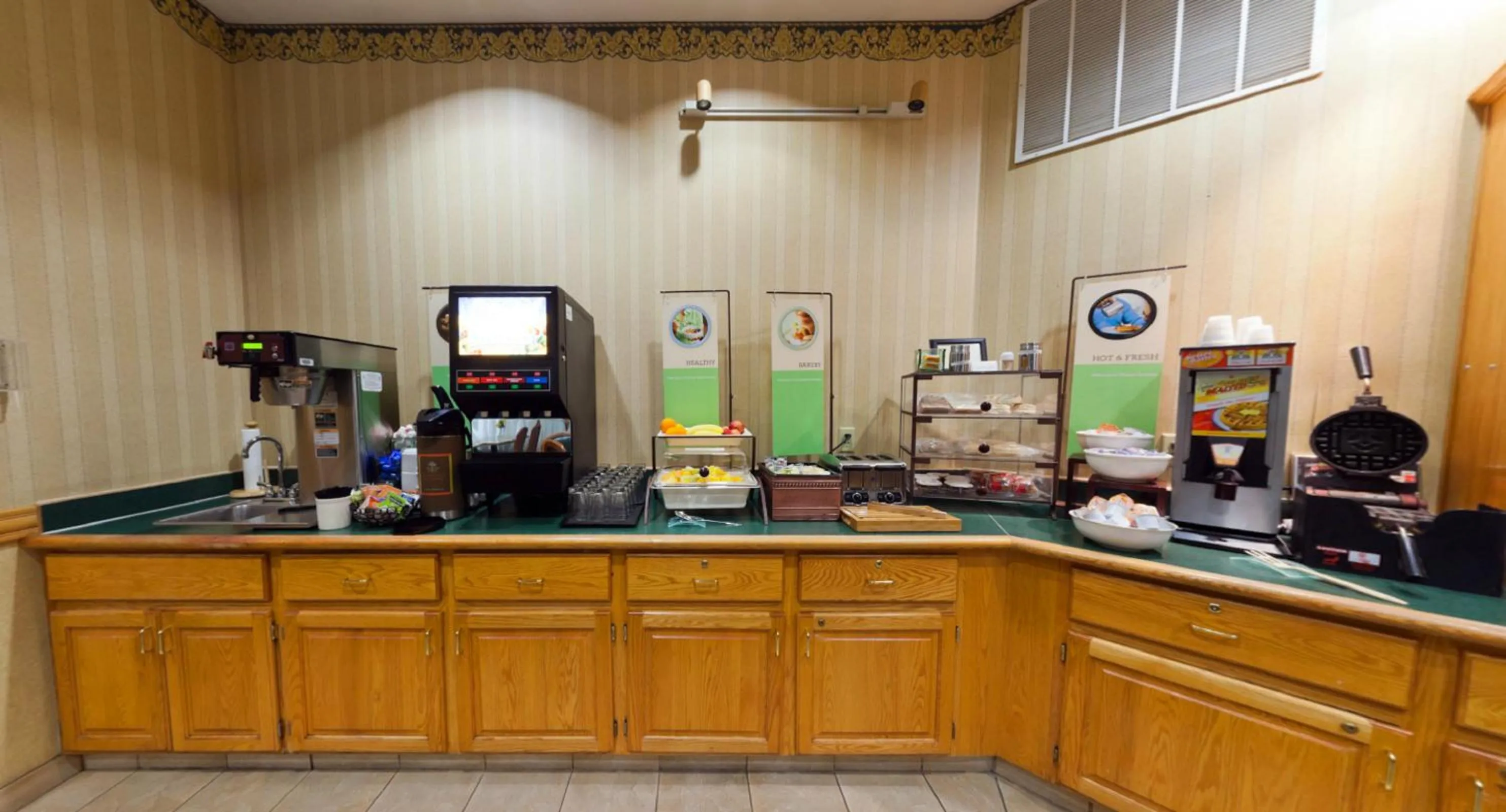 Restaurant/places to eat in Country Inn & Suites by Radisson, Salina, KS
