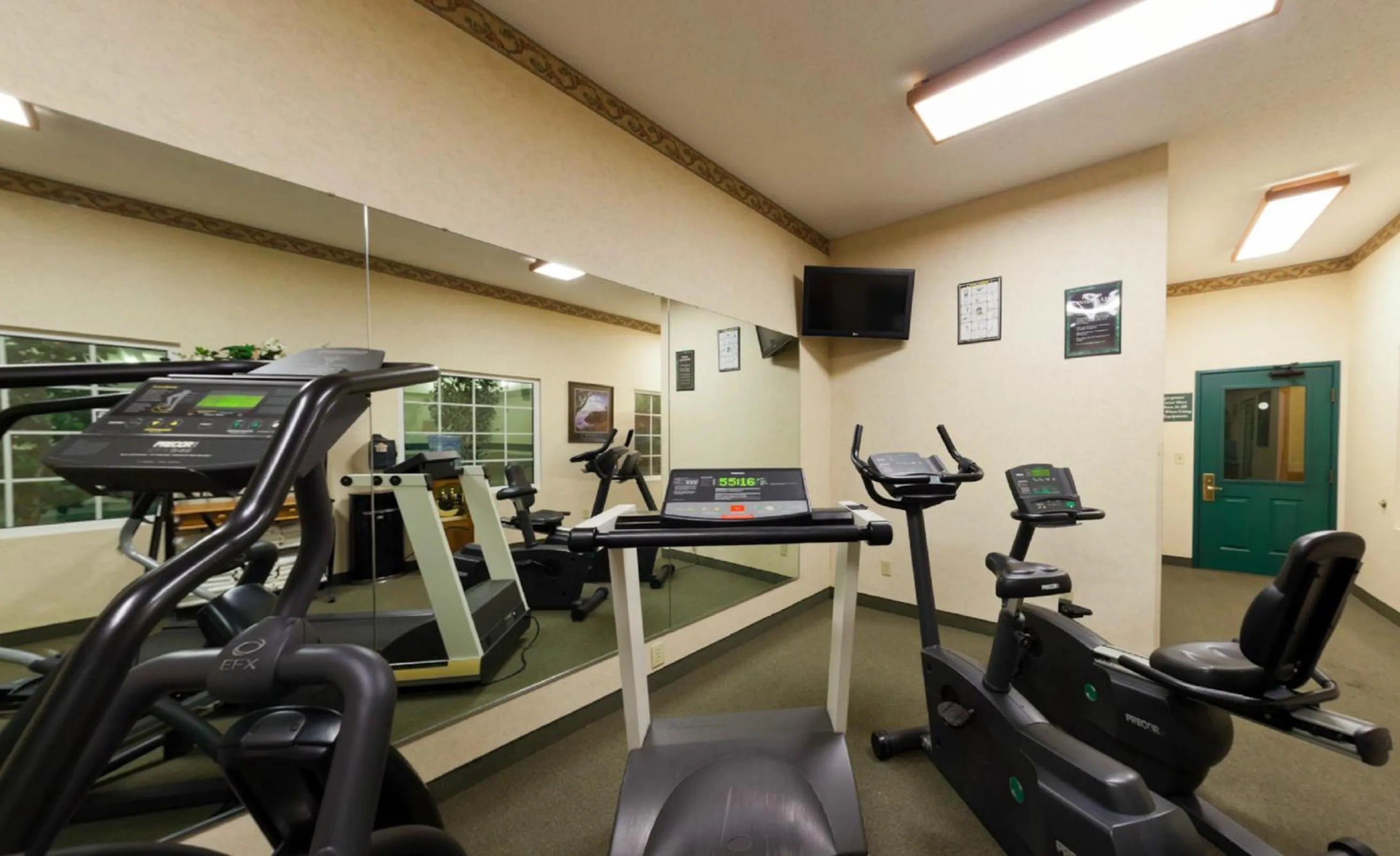 Fitness centre/facilities in Country Inn & Suites by Radisson, Salina, KS