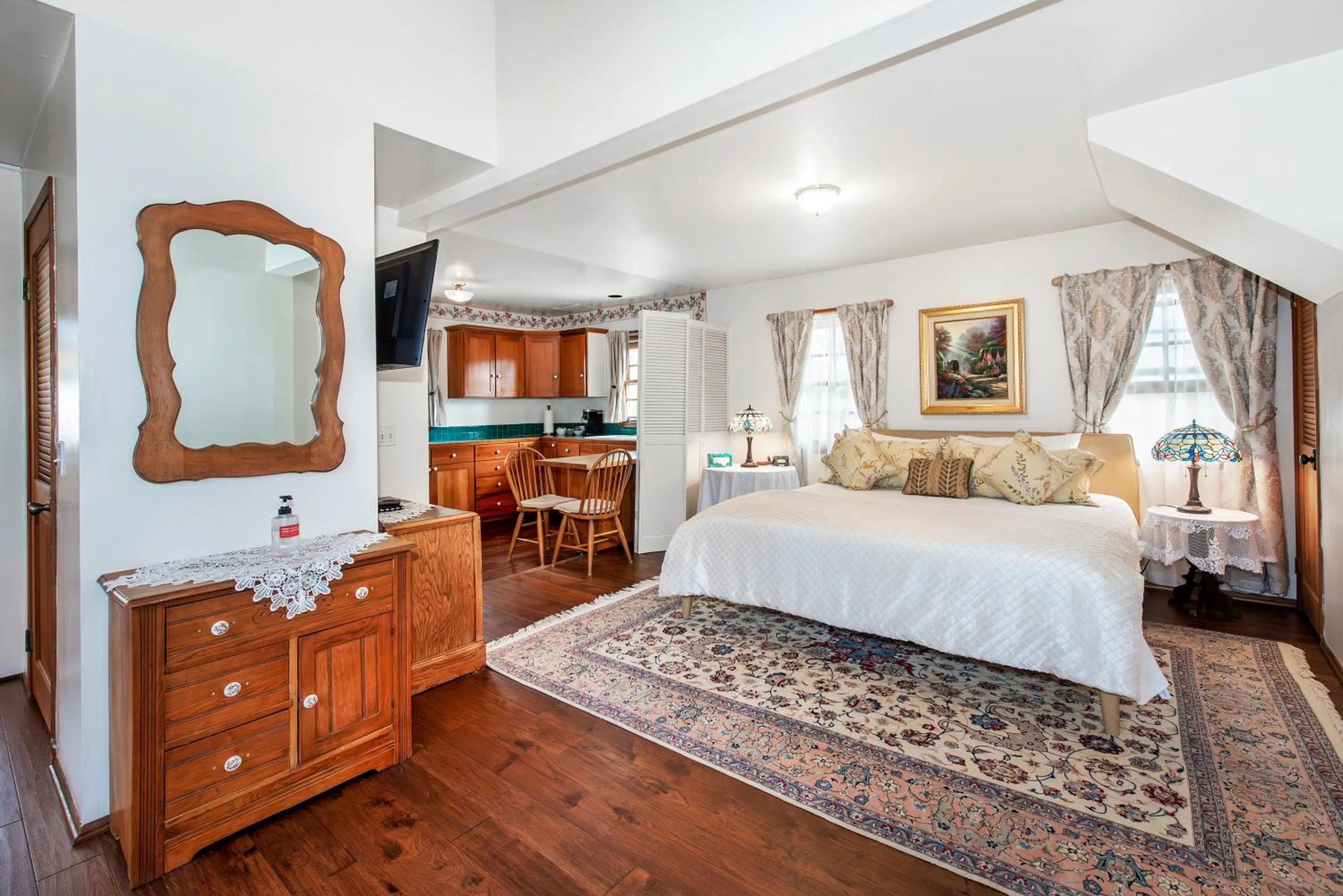 Kitchen or kitchenette, Bed in Bath Street Inn