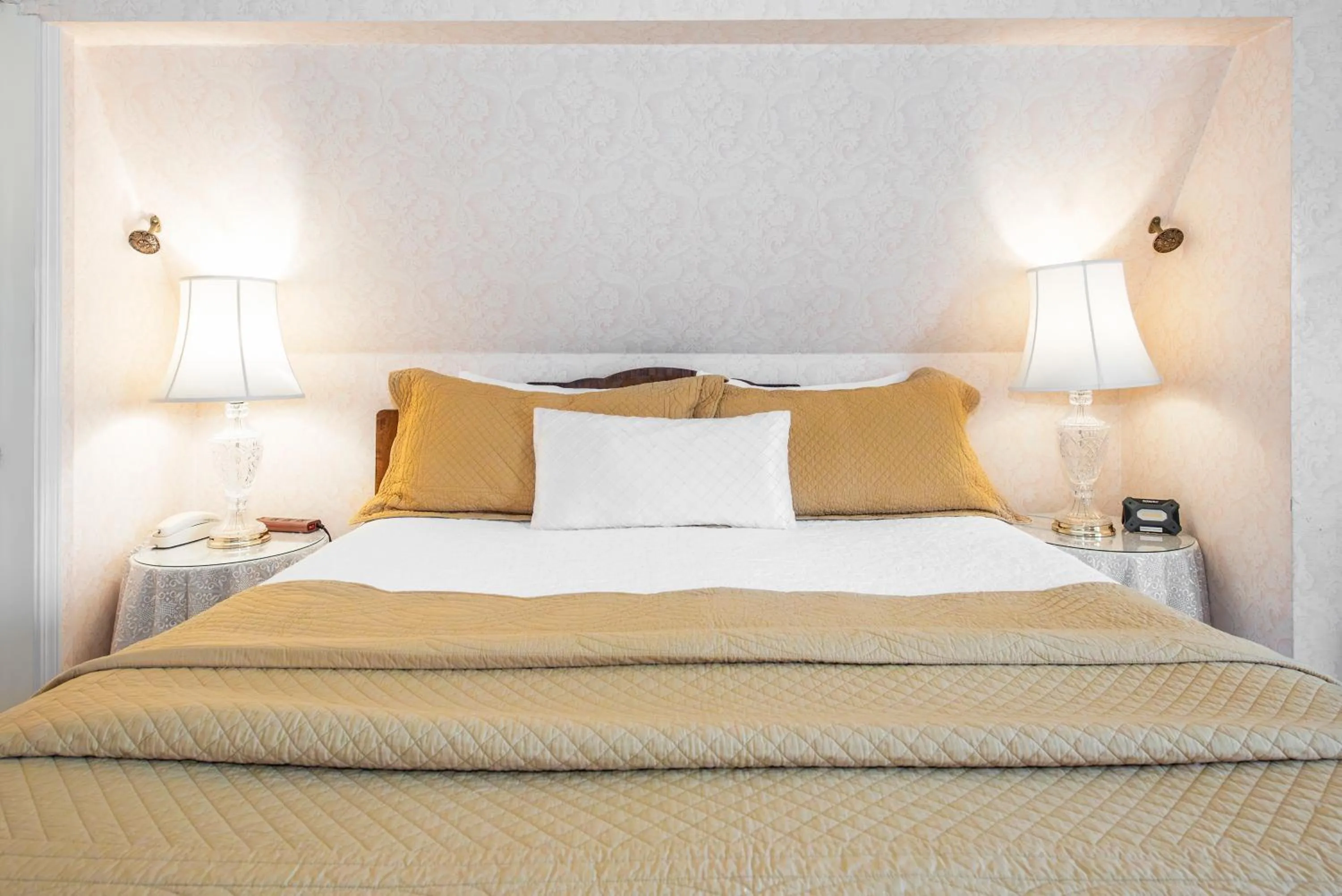 Bedroom, Bed in Bath Street Inn