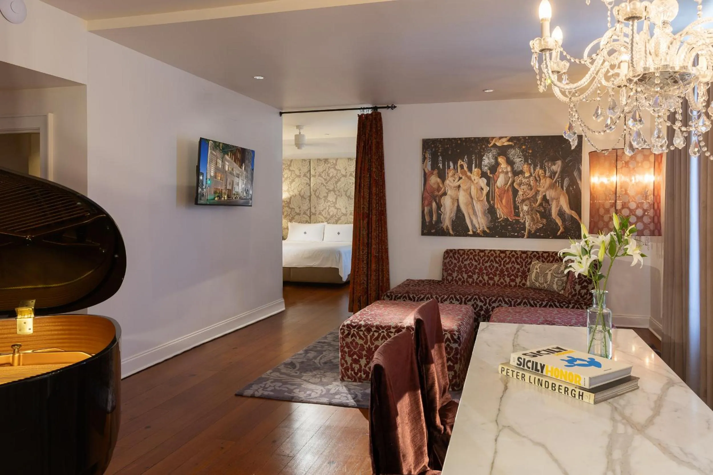 Living room in International House Hotel