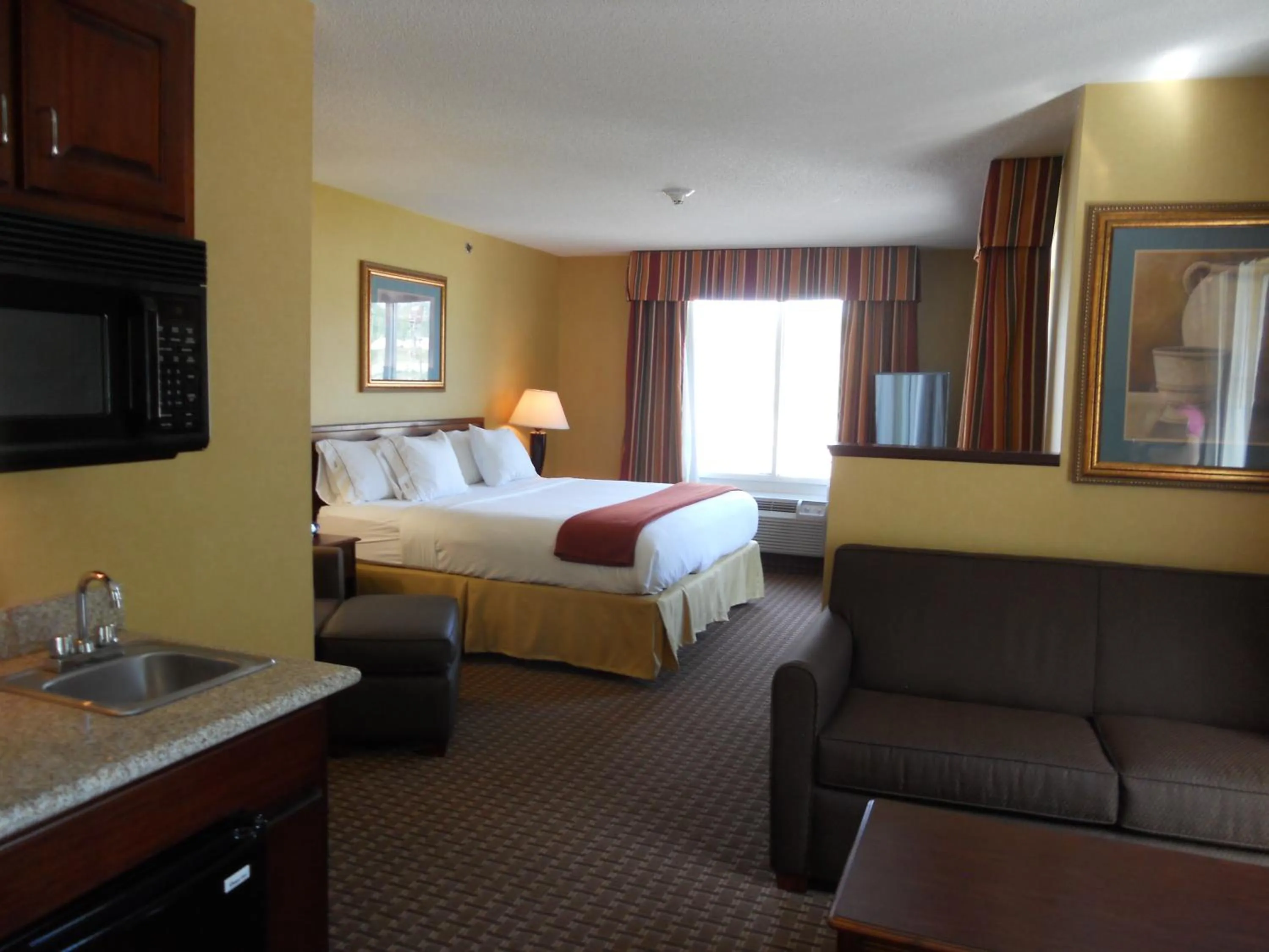 Photo of the whole room, Bed in Holiday Inn Express and Suites Hazard by IHG