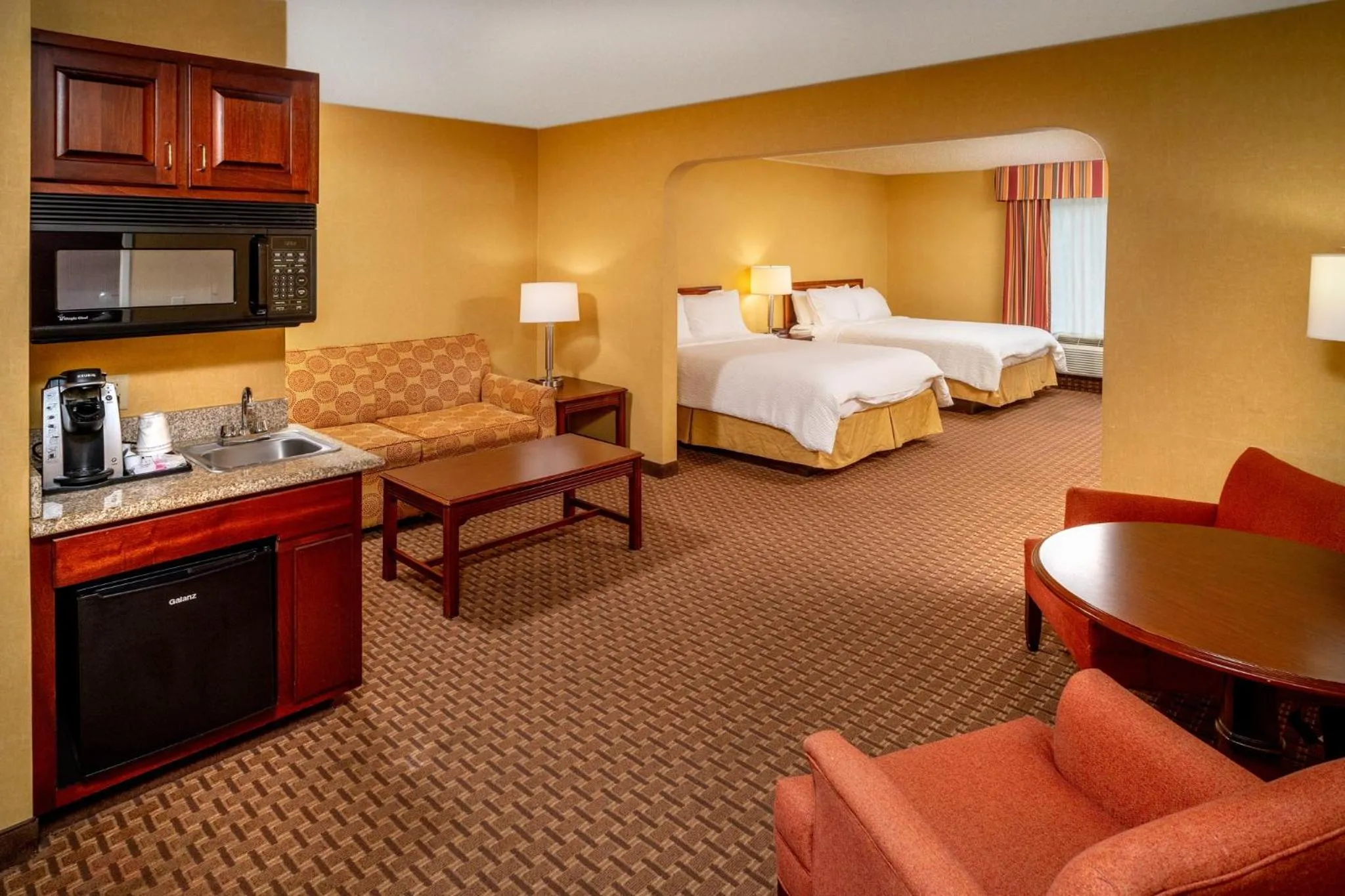 Photo of the whole room, Bed in Holiday Inn Express and Suites Hazard by IHG