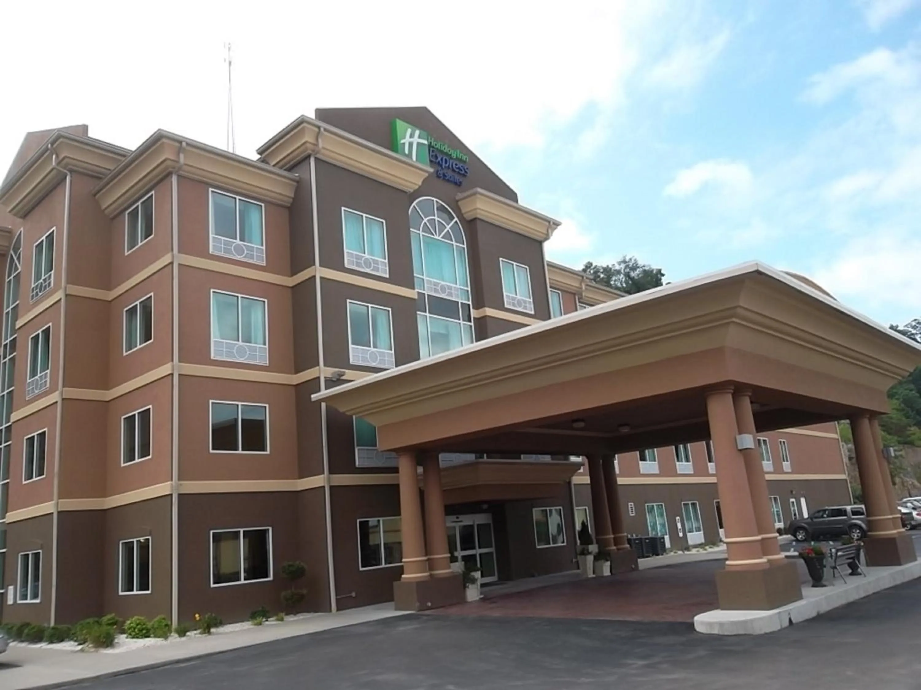 Property building in Holiday Inn Express and Suites Hazard by IHG