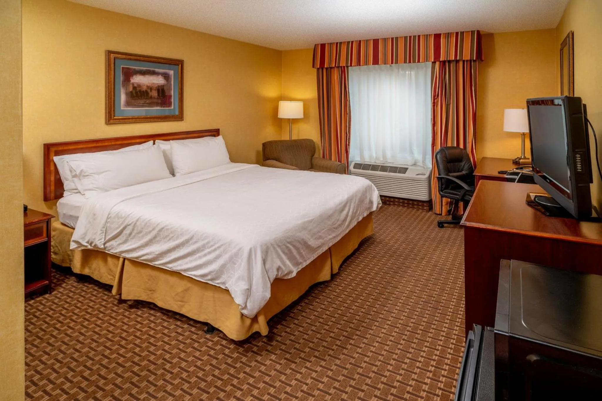 Photo of the whole room, Bed in Holiday Inn Express and Suites Hazard by IHG