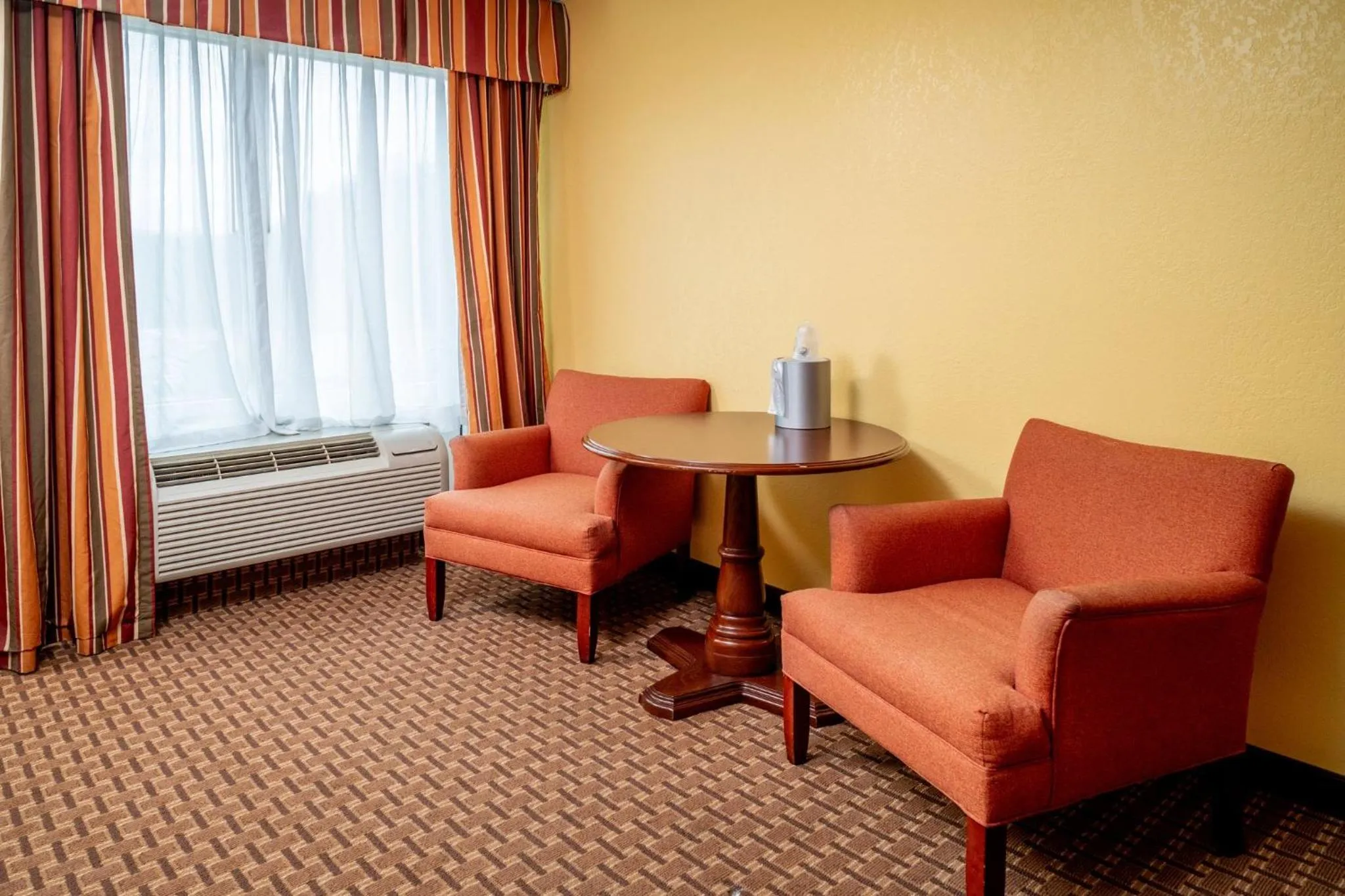 Photo of the whole room in Holiday Inn Express and Suites Hazard by IHG