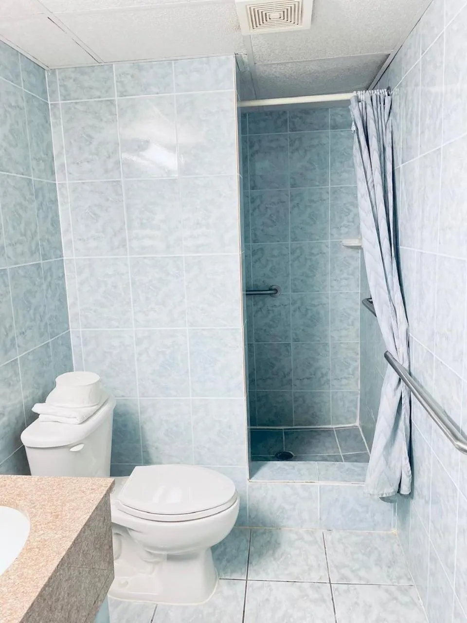 Shower in The Tides Motor Inn