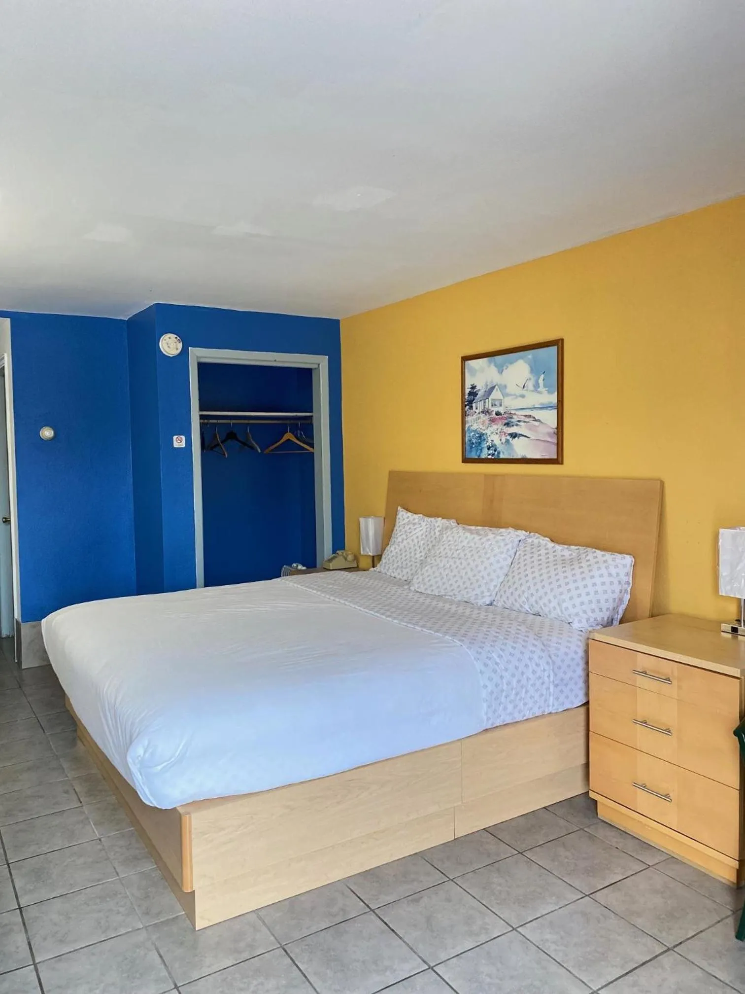 Bed in The Tides Motor Inn