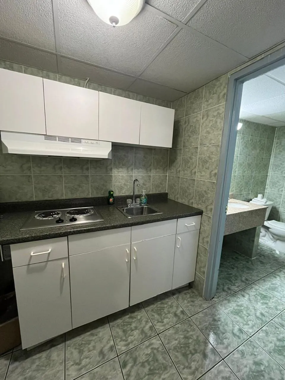 Kitchen or kitchenette in The Tides Motor Inn