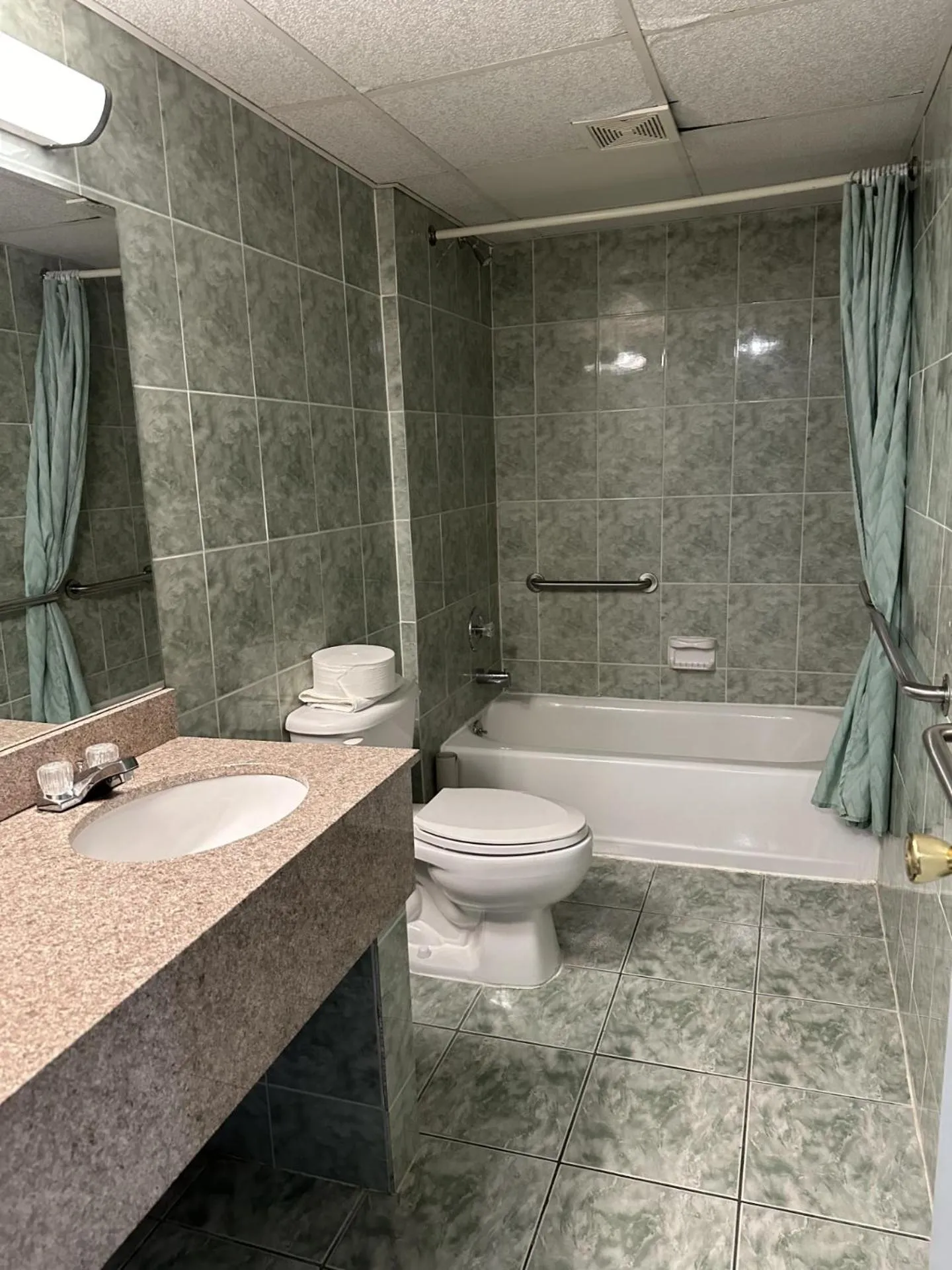 Shower in The Tides Motor Inn