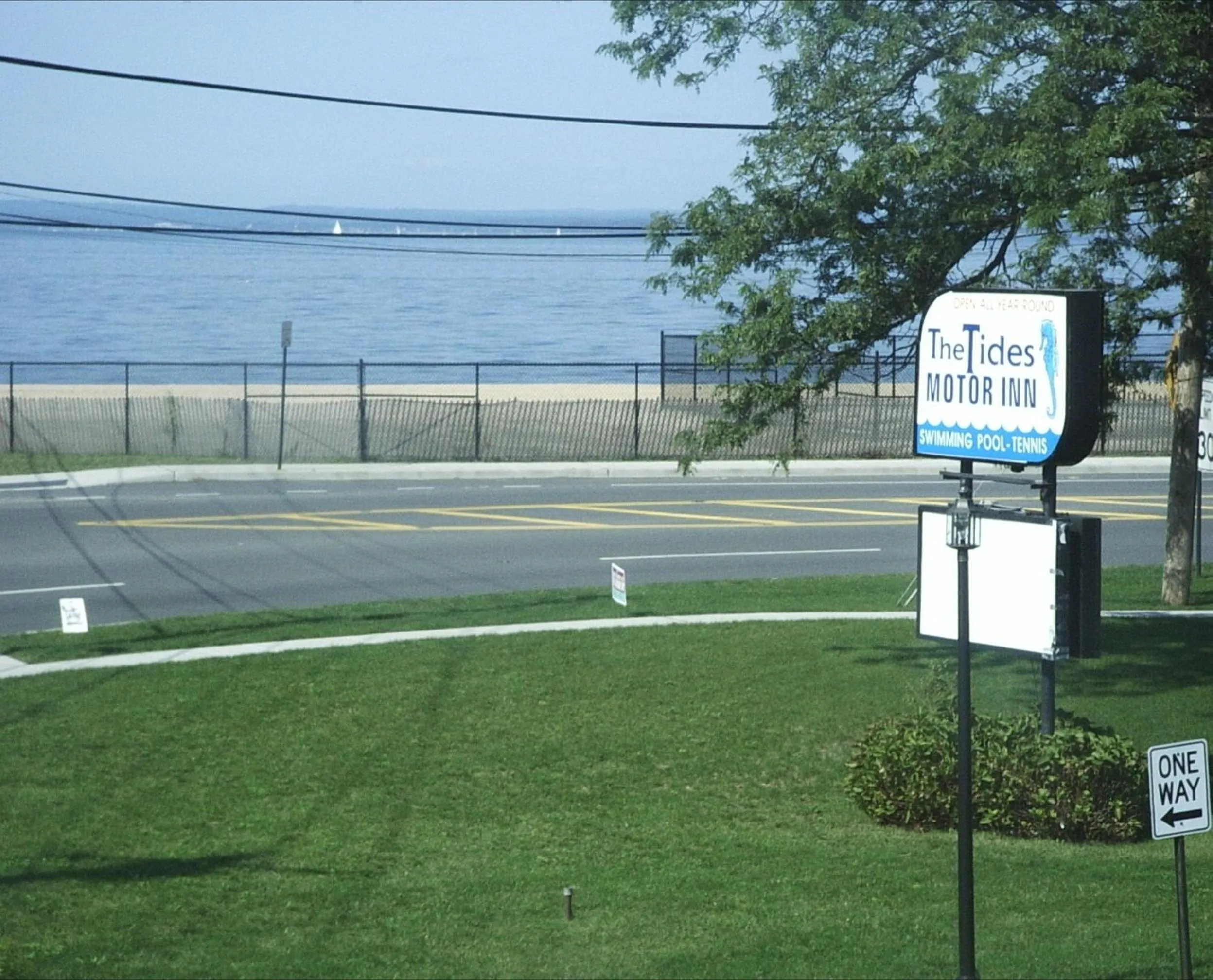 Area and facilities in The Tides Motor Inn