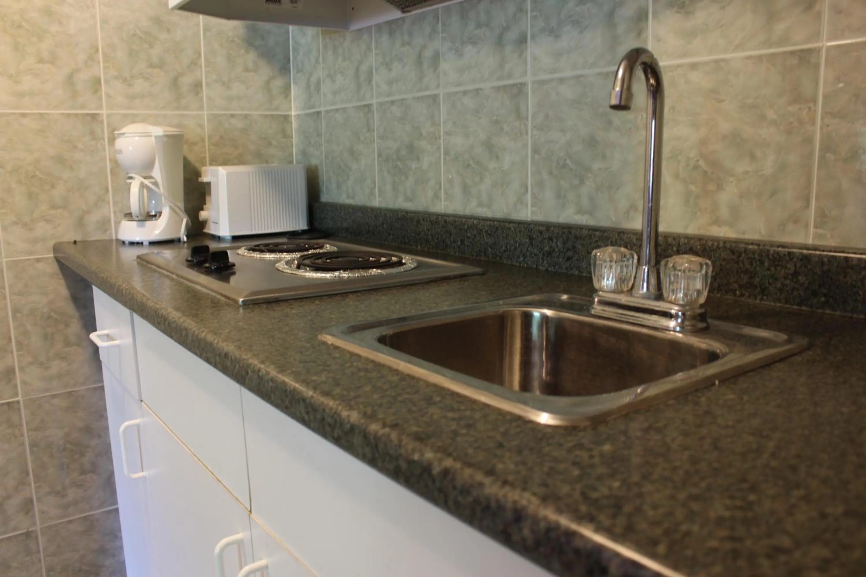 Kitchen or kitchenette in The Tides Motor Inn