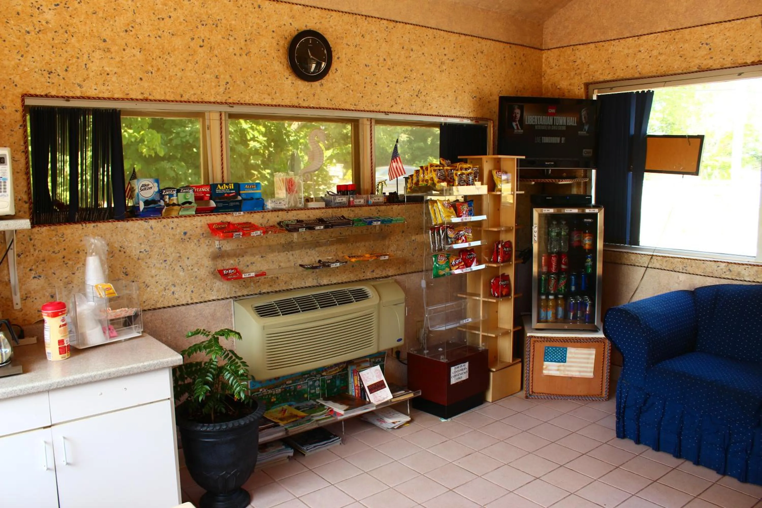 Seating area in The Tides Motor Inn