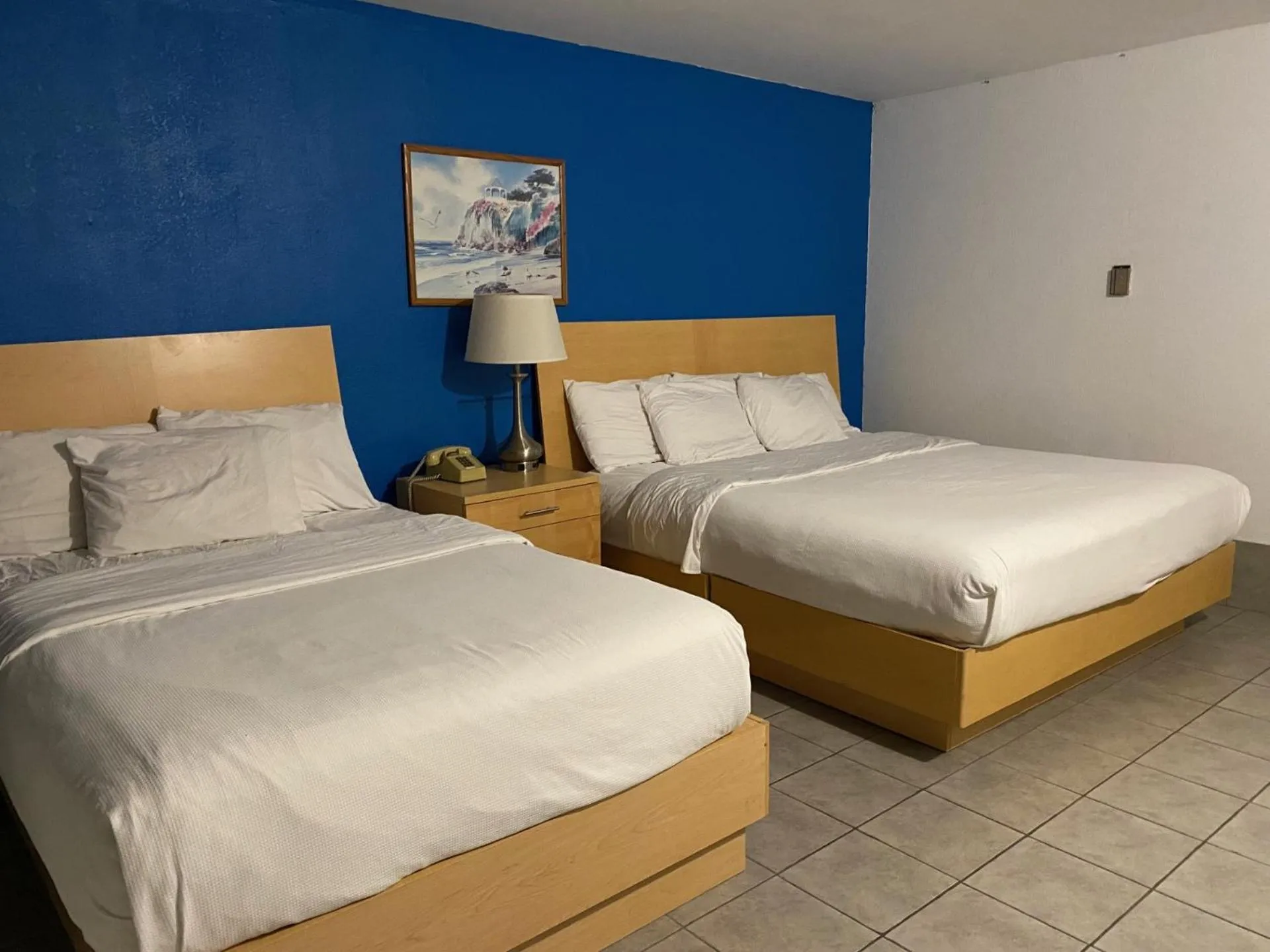 Bed in The Tides Motor Inn