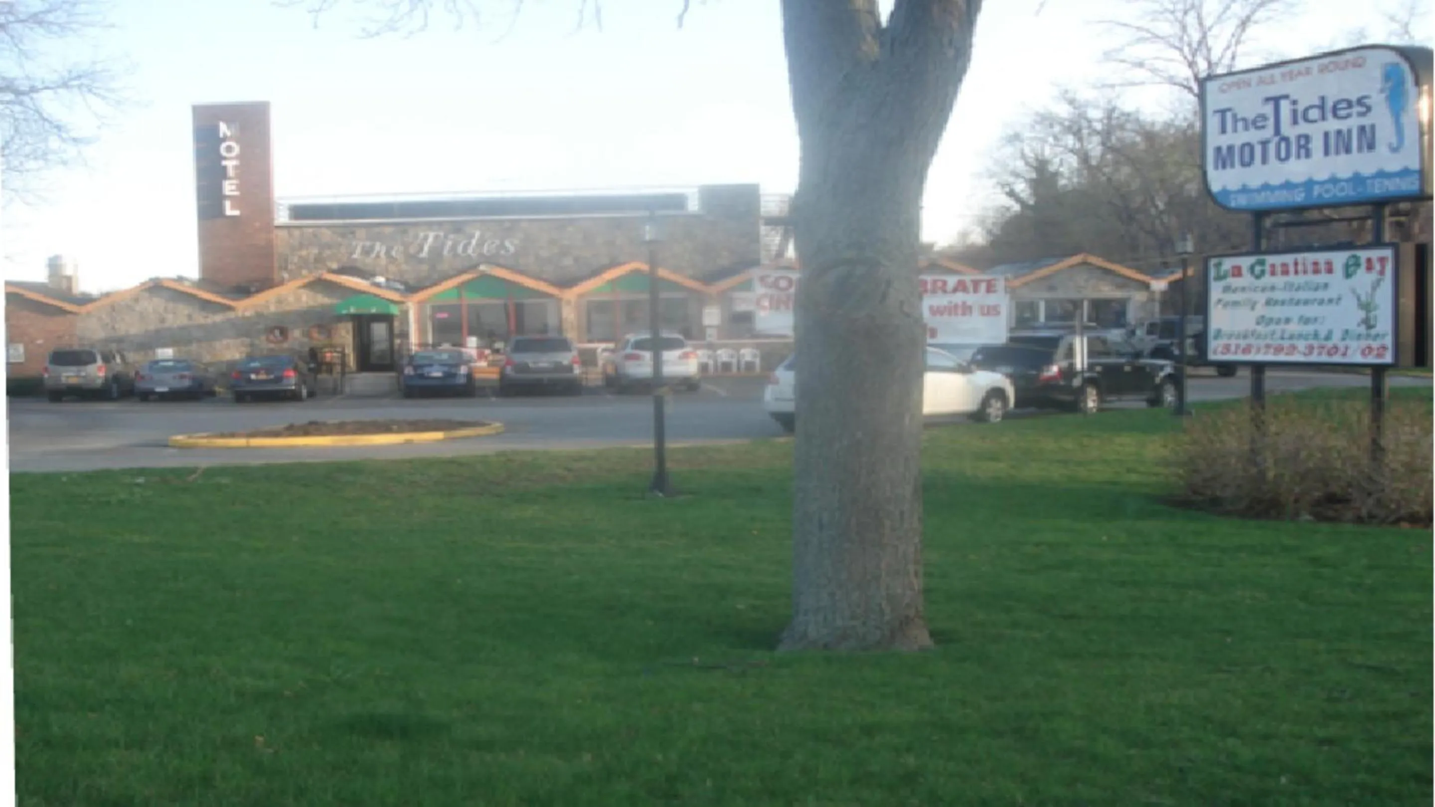 Facade/entrance in The Tides Motor Inn
