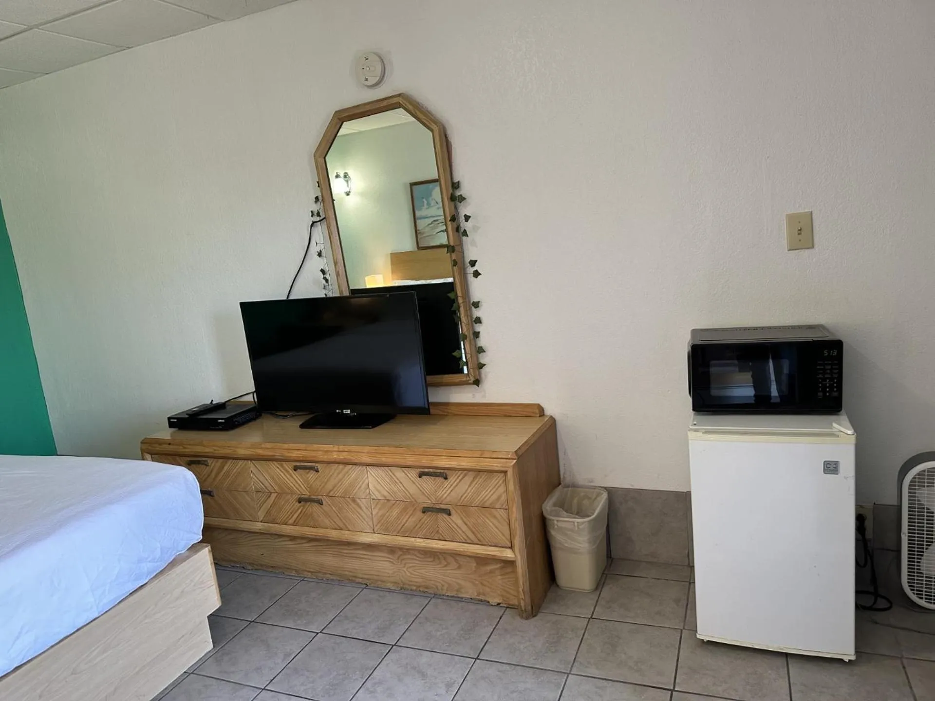 TV and multimedia, Bed in The Tides Motor Inn