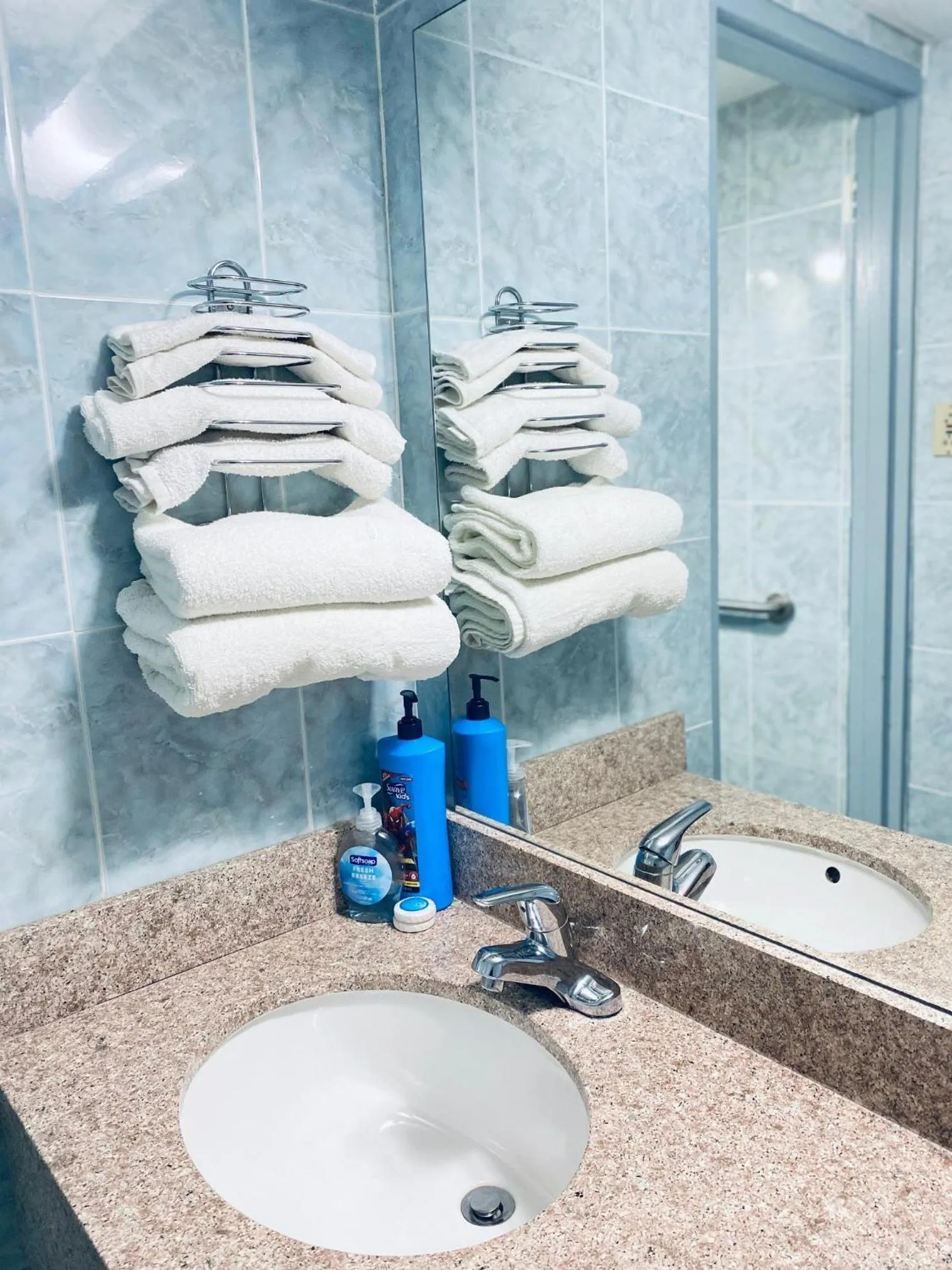 Toilet in The Tides Motor Inn