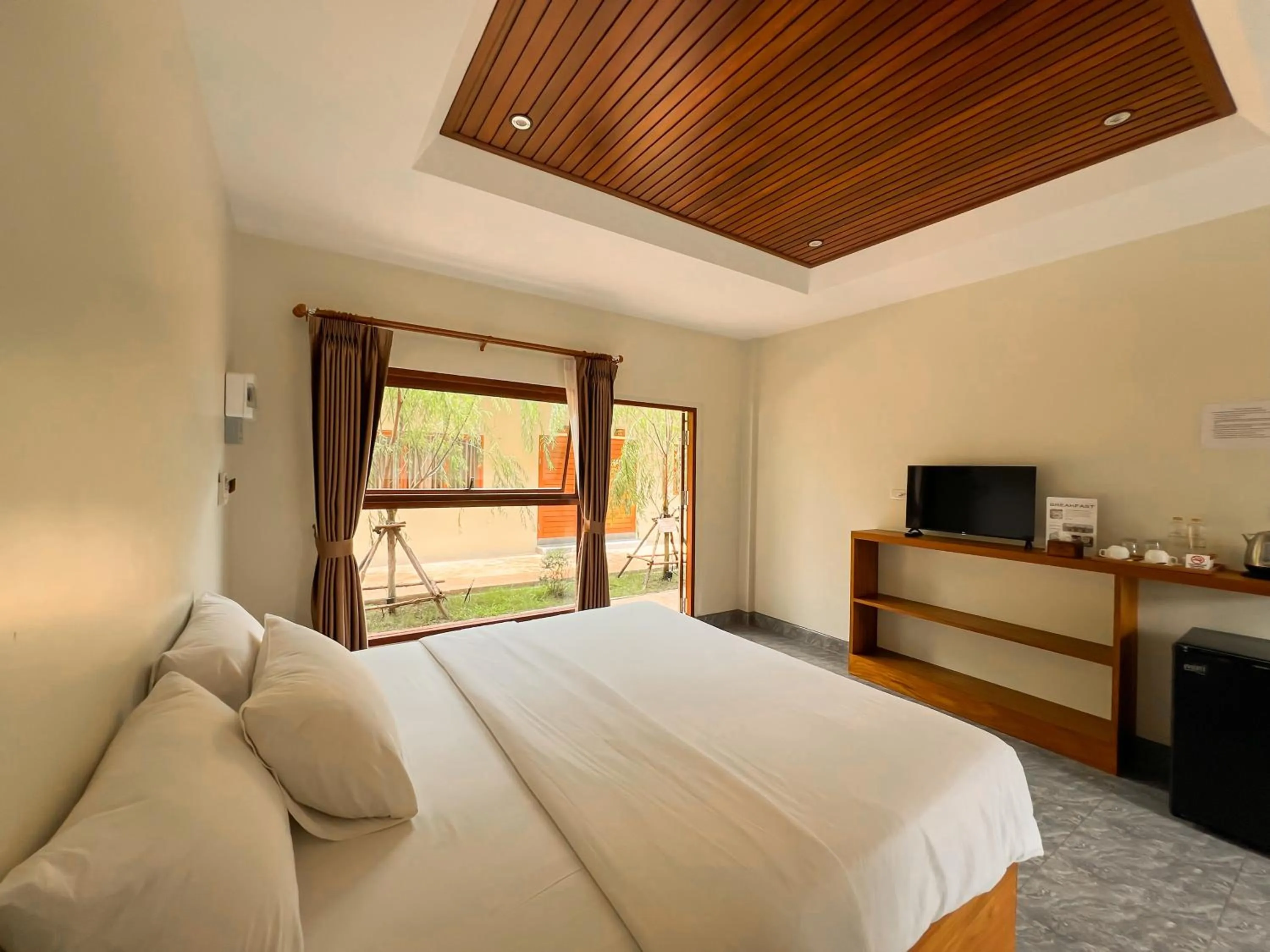 Communal lounge/ TV room, Bed in Tachang Airport Hotel