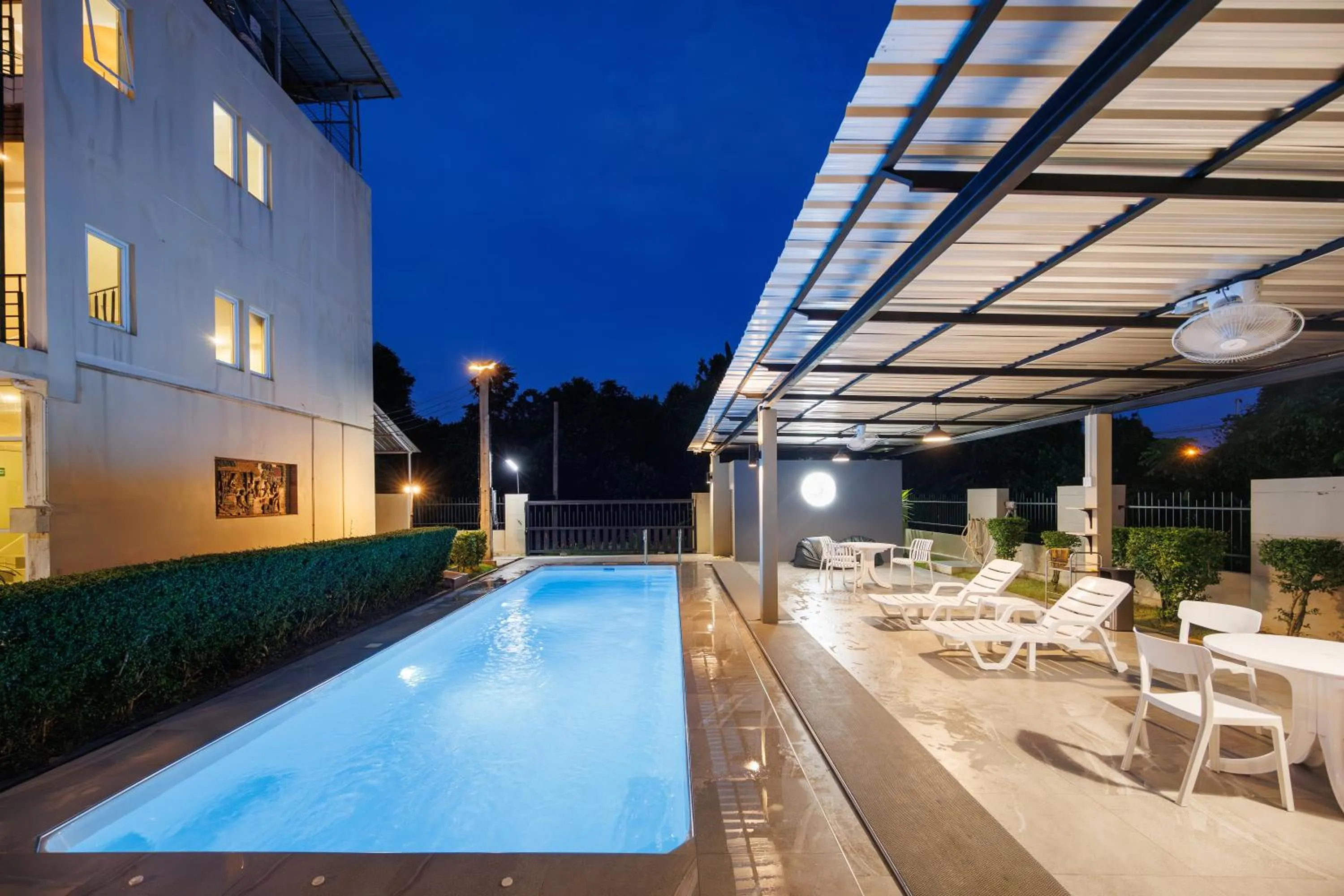 Swimming pool in Tachang Airport Hotel