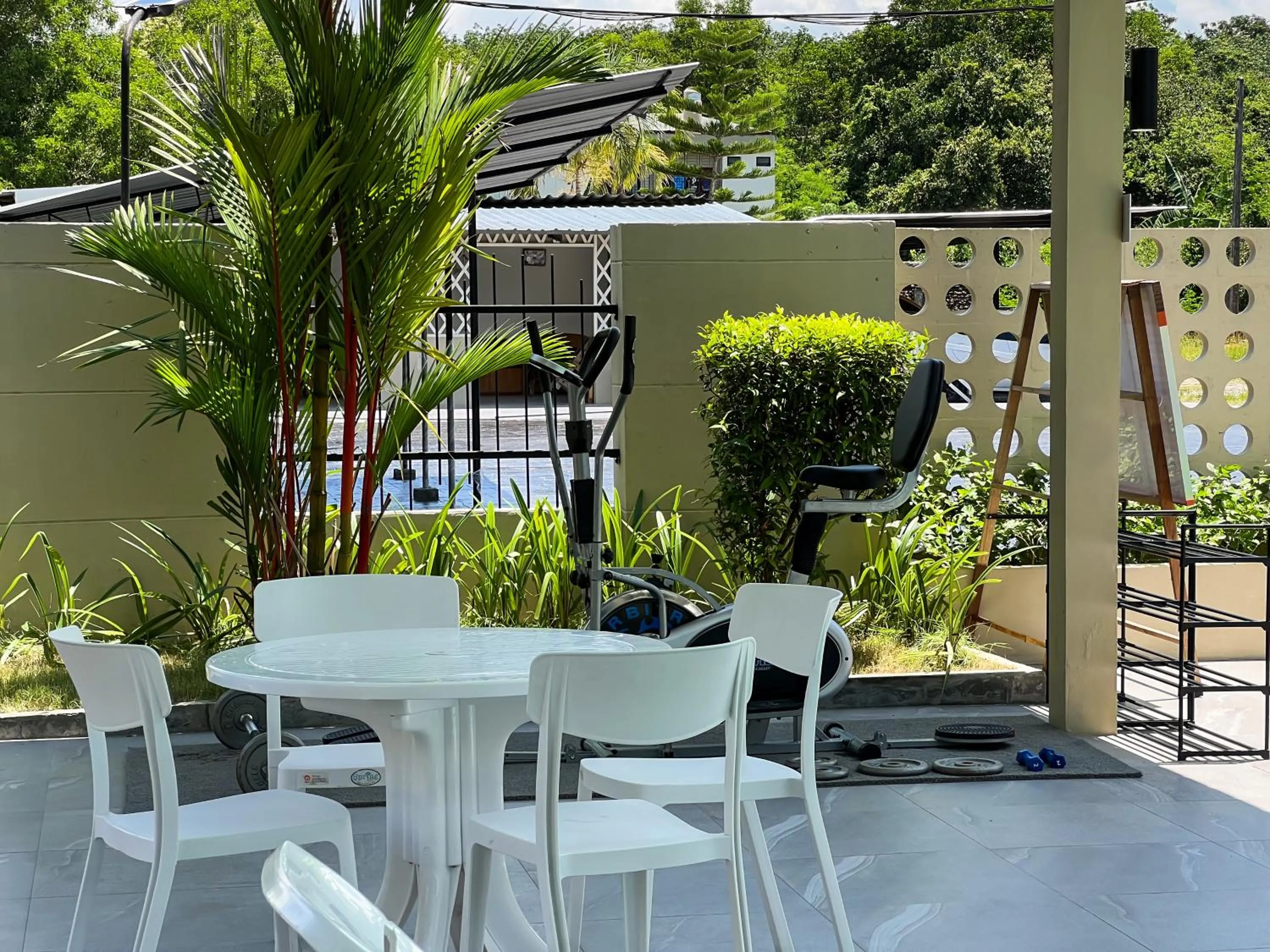 Swimming pool in Tachang Airport Hotel