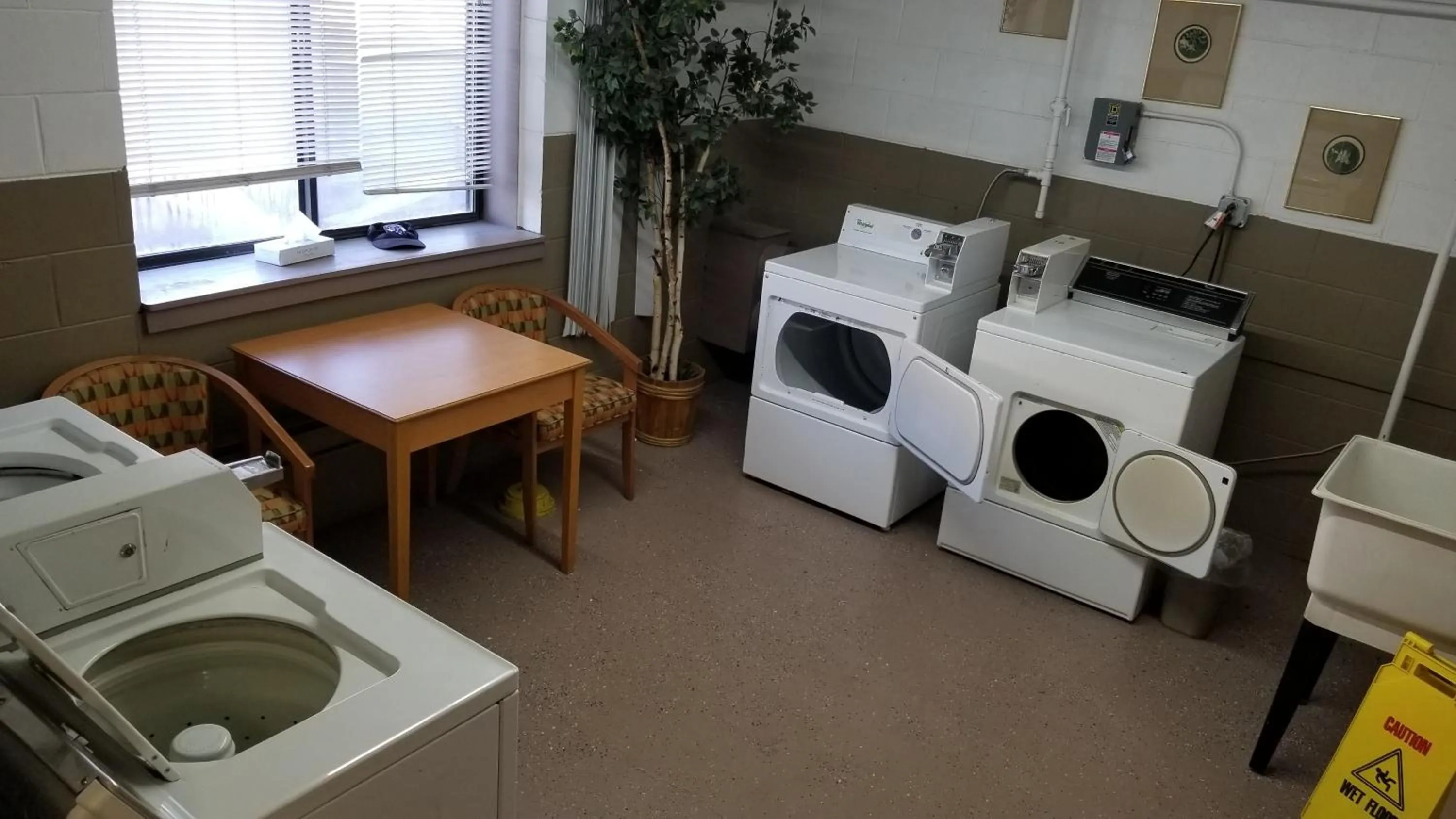 Kitchen/Kitchenette in America's Best Value Inn La Crosse