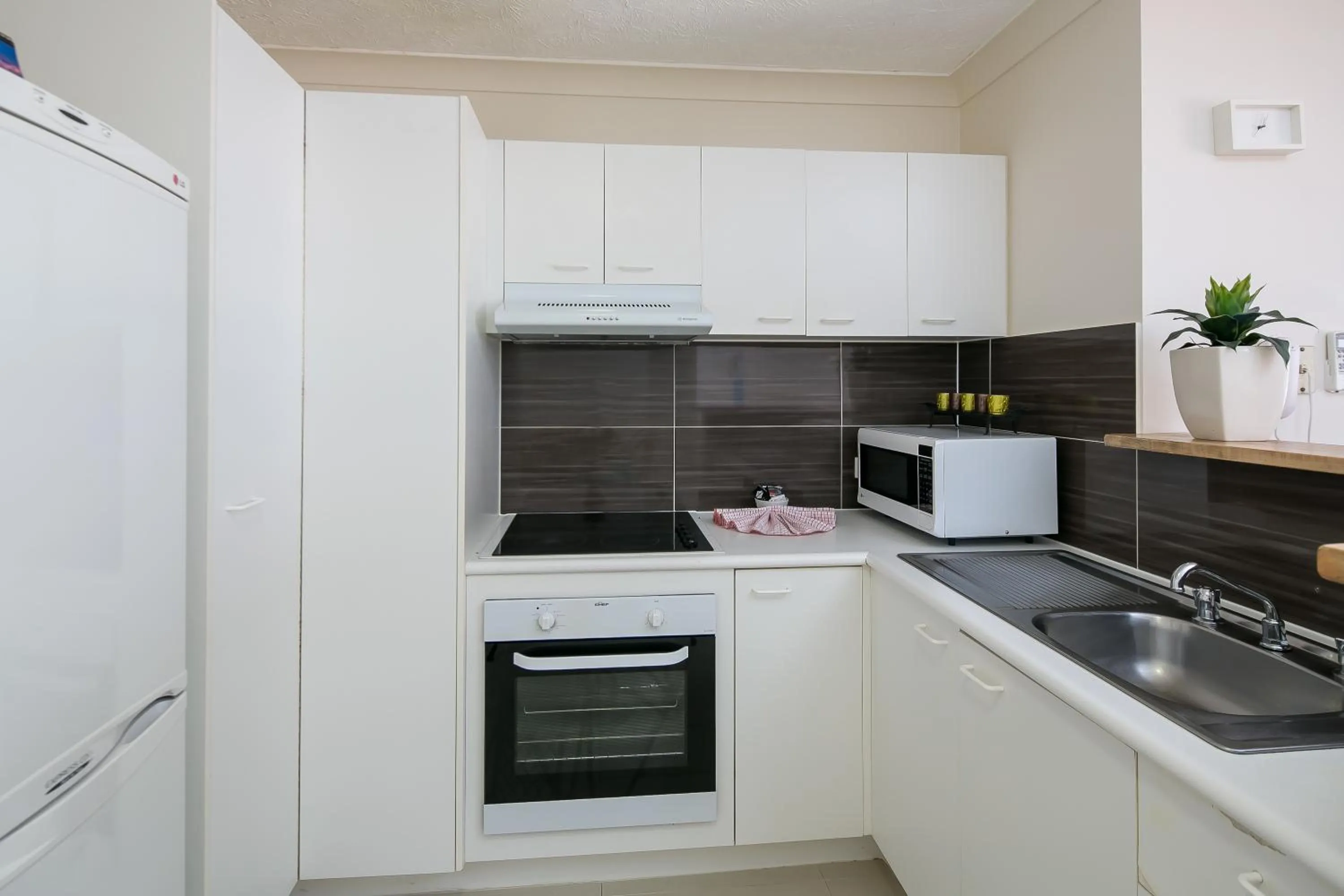 Kitchen or kitchenette in Bay Lodge Apartments