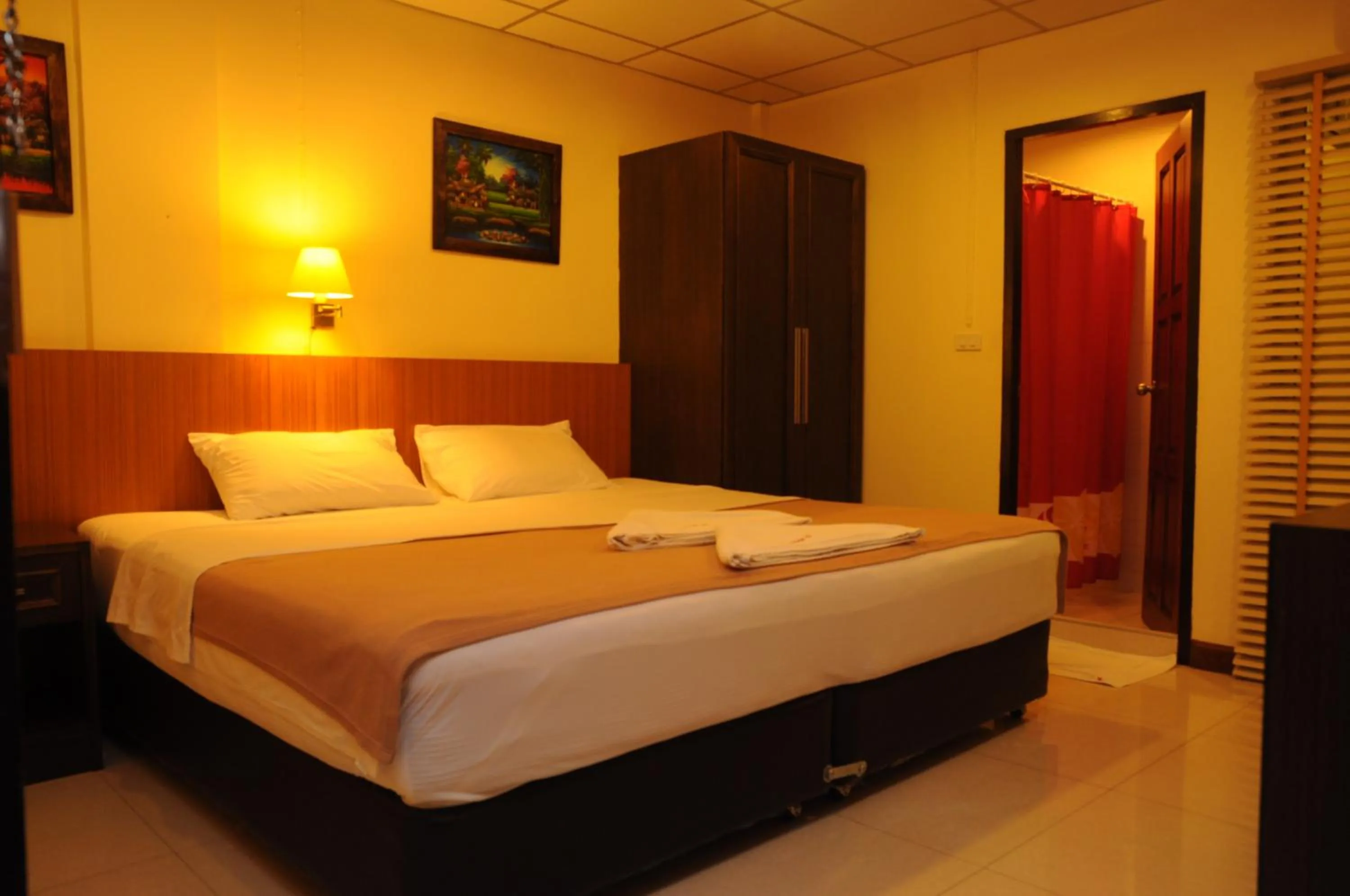 Photo of the whole room, Bed in Lodge 61 Hotel