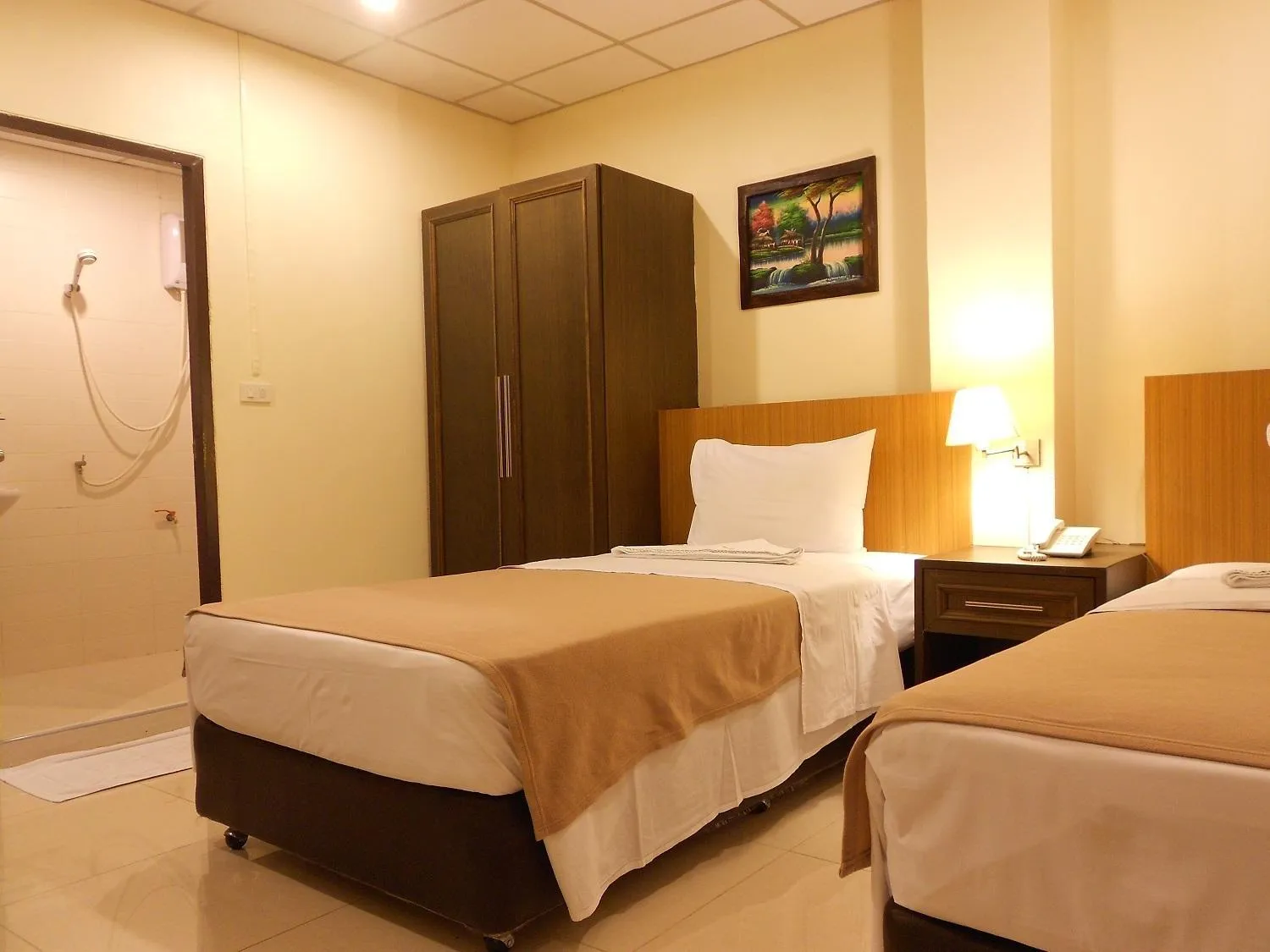 Photo of the whole room, Bed in Lodge 61 Hotel