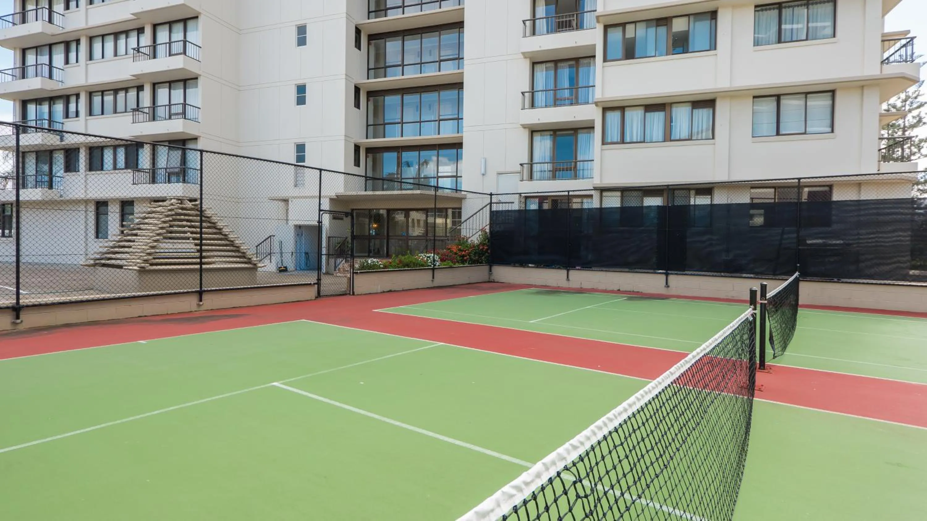 Tennis court in Southern Cross Beachfront Holiday Apartments