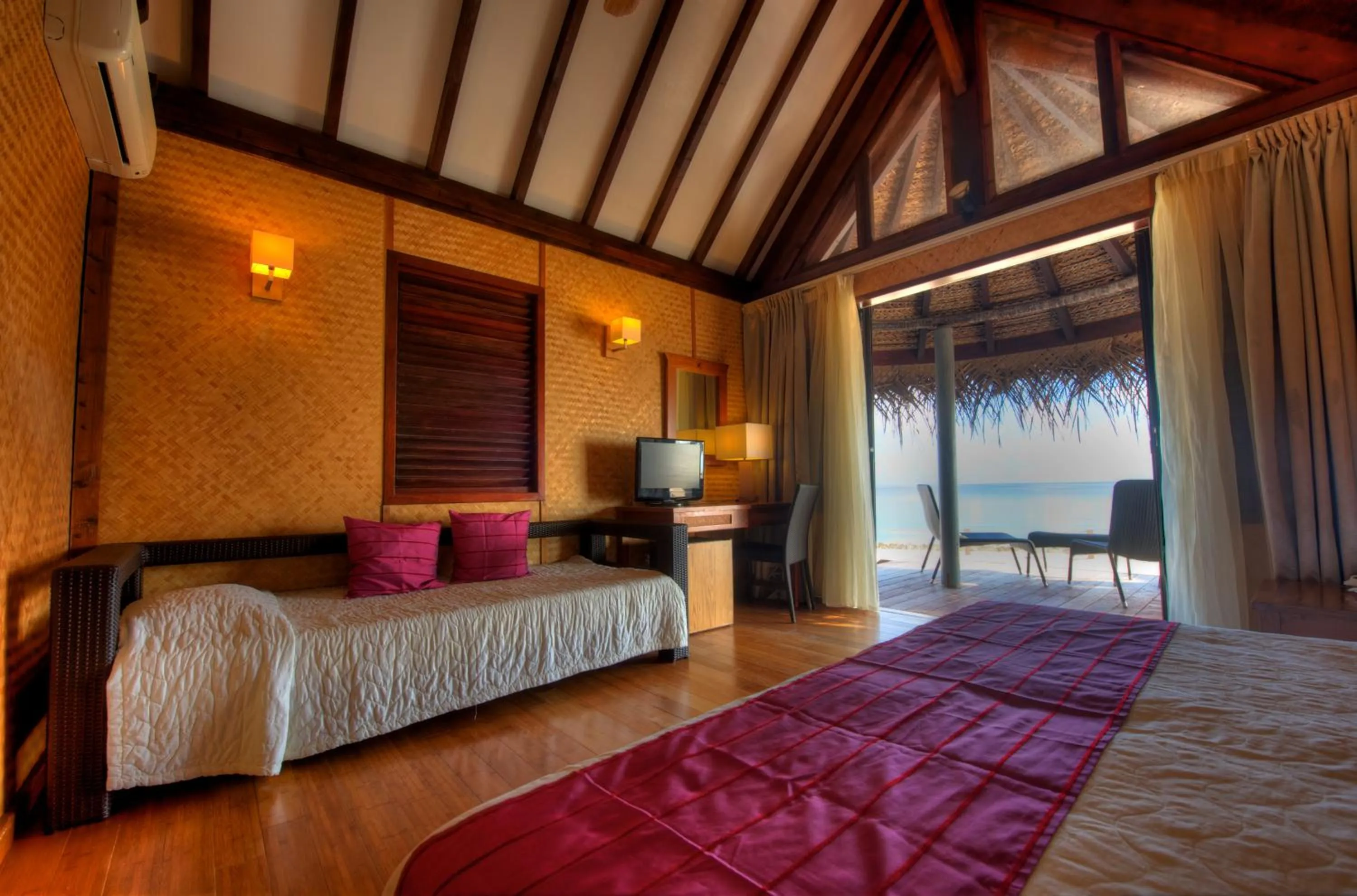 Photo of the whole room, Bed in Maitai Rangiroa