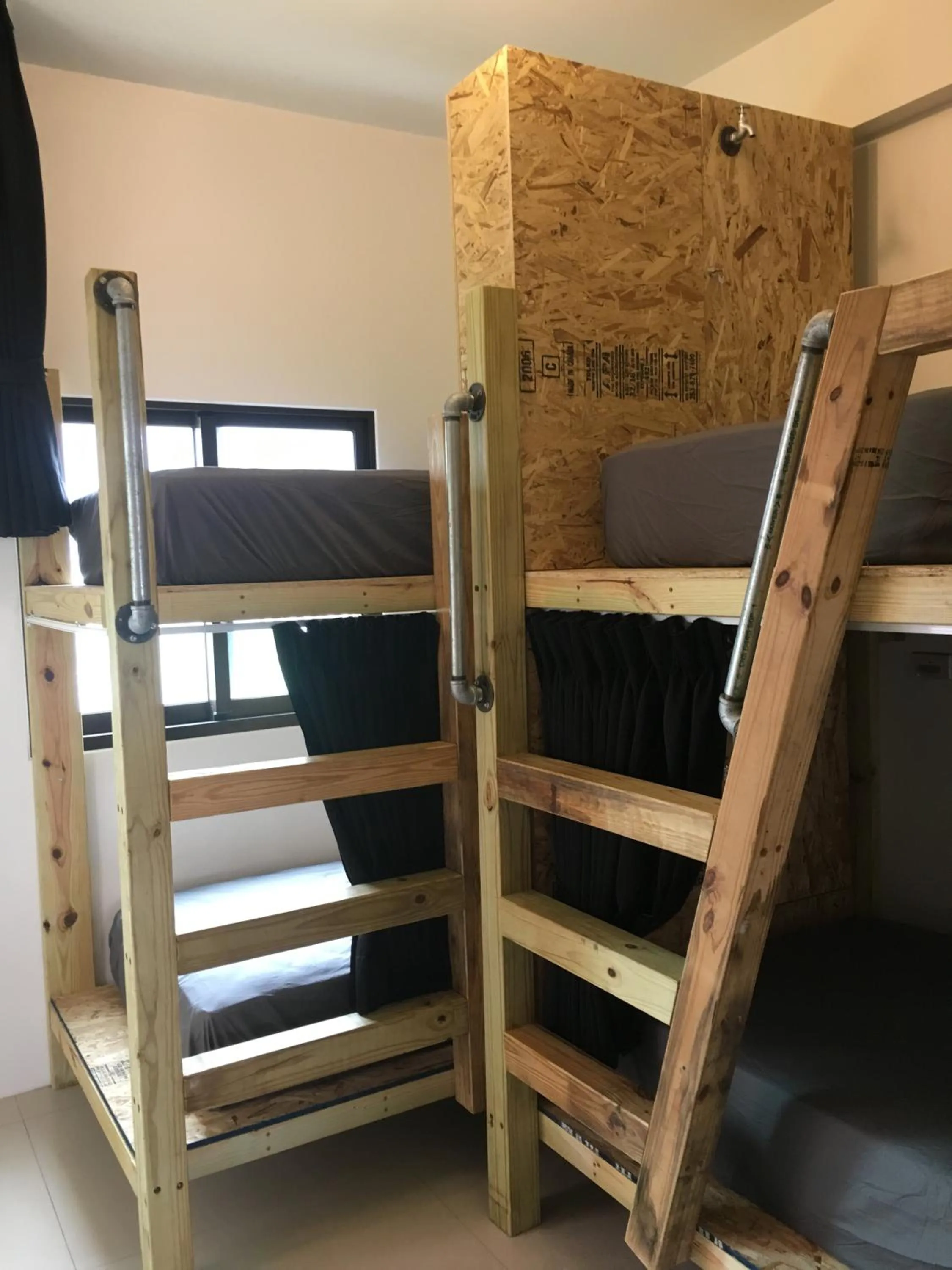bunk bed, Bed in Wave backpackers