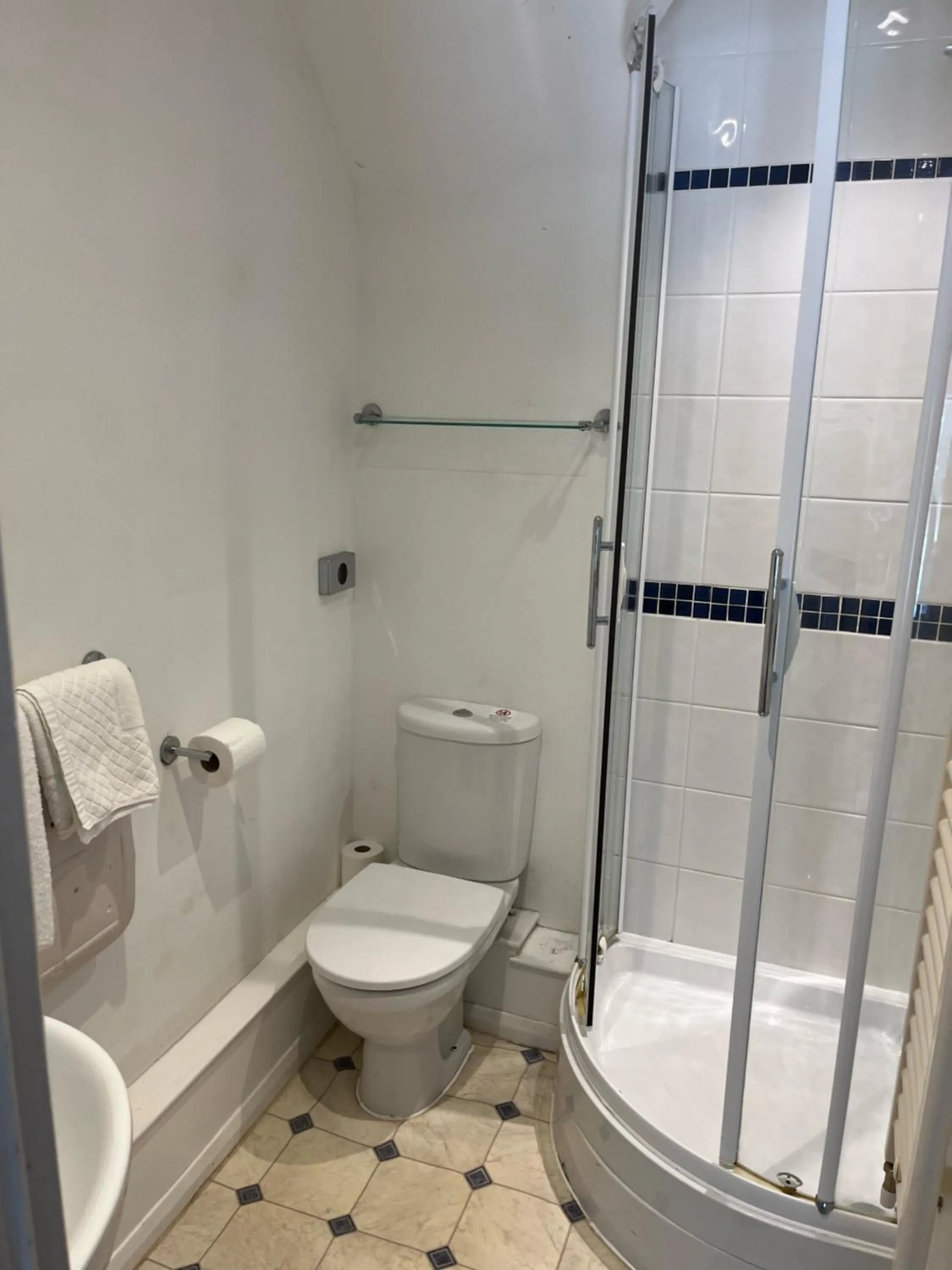 Shower in Pettifers Freehouse Hotel