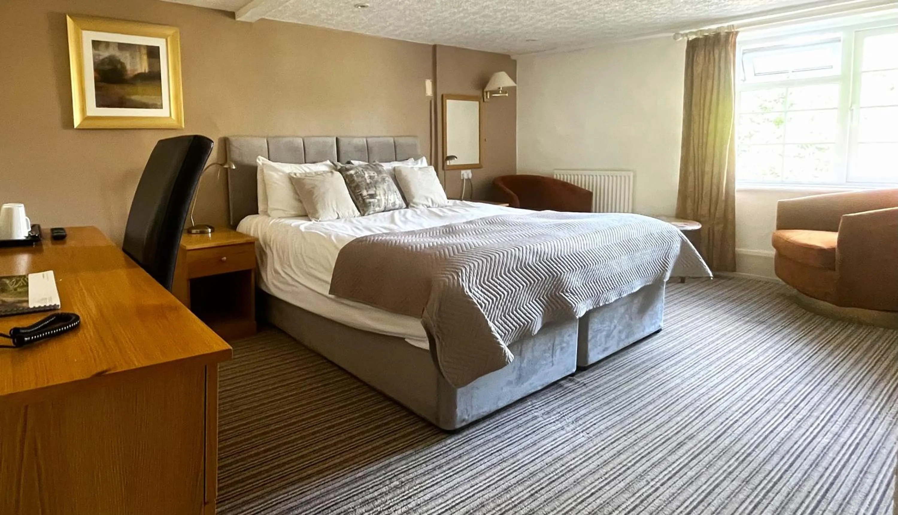 Bed in Pettifers Freehouse Hotel