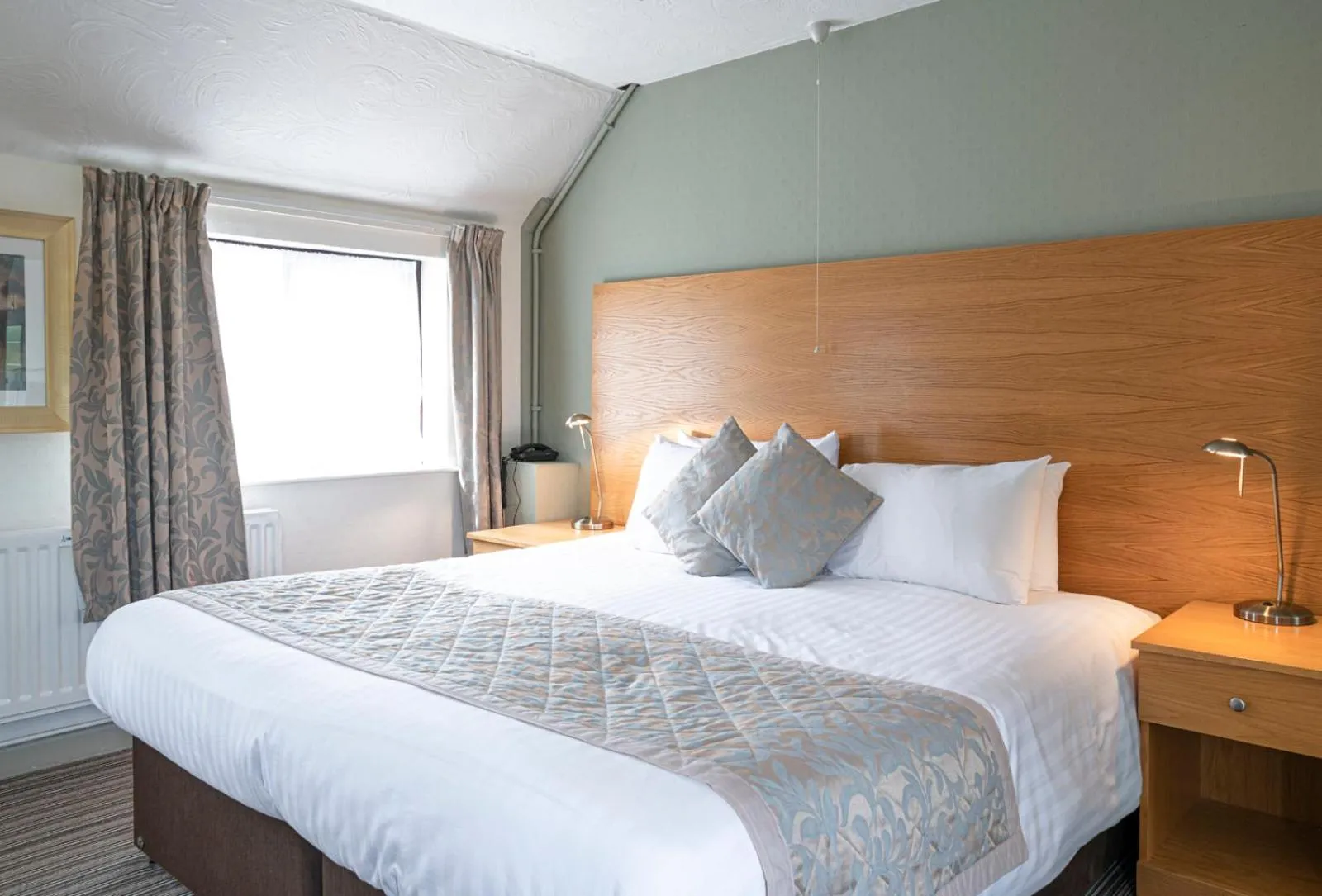 Bed in Pettifers Freehouse Hotel