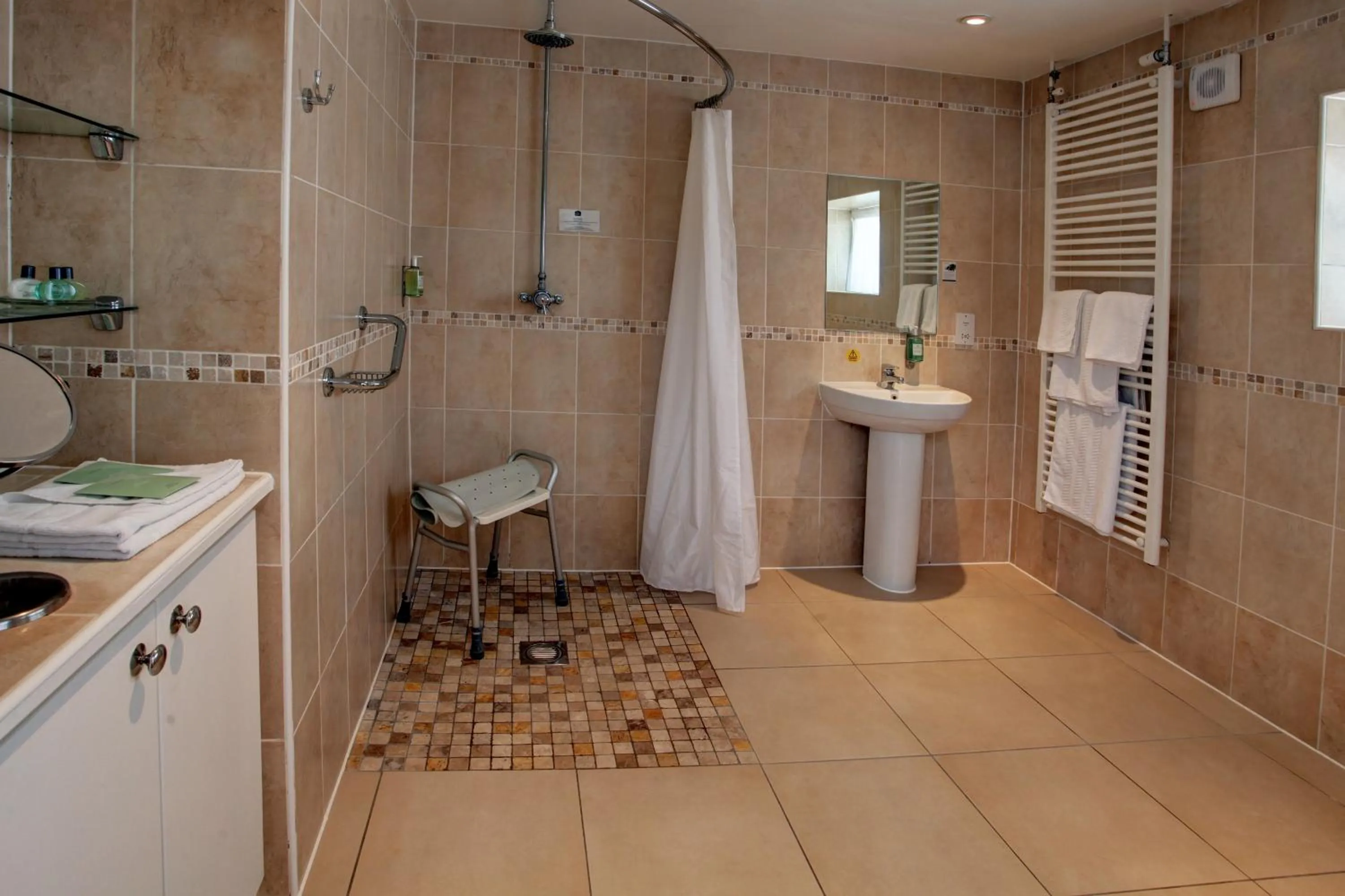 Bathroom in Pettifers Freehouse Hotel