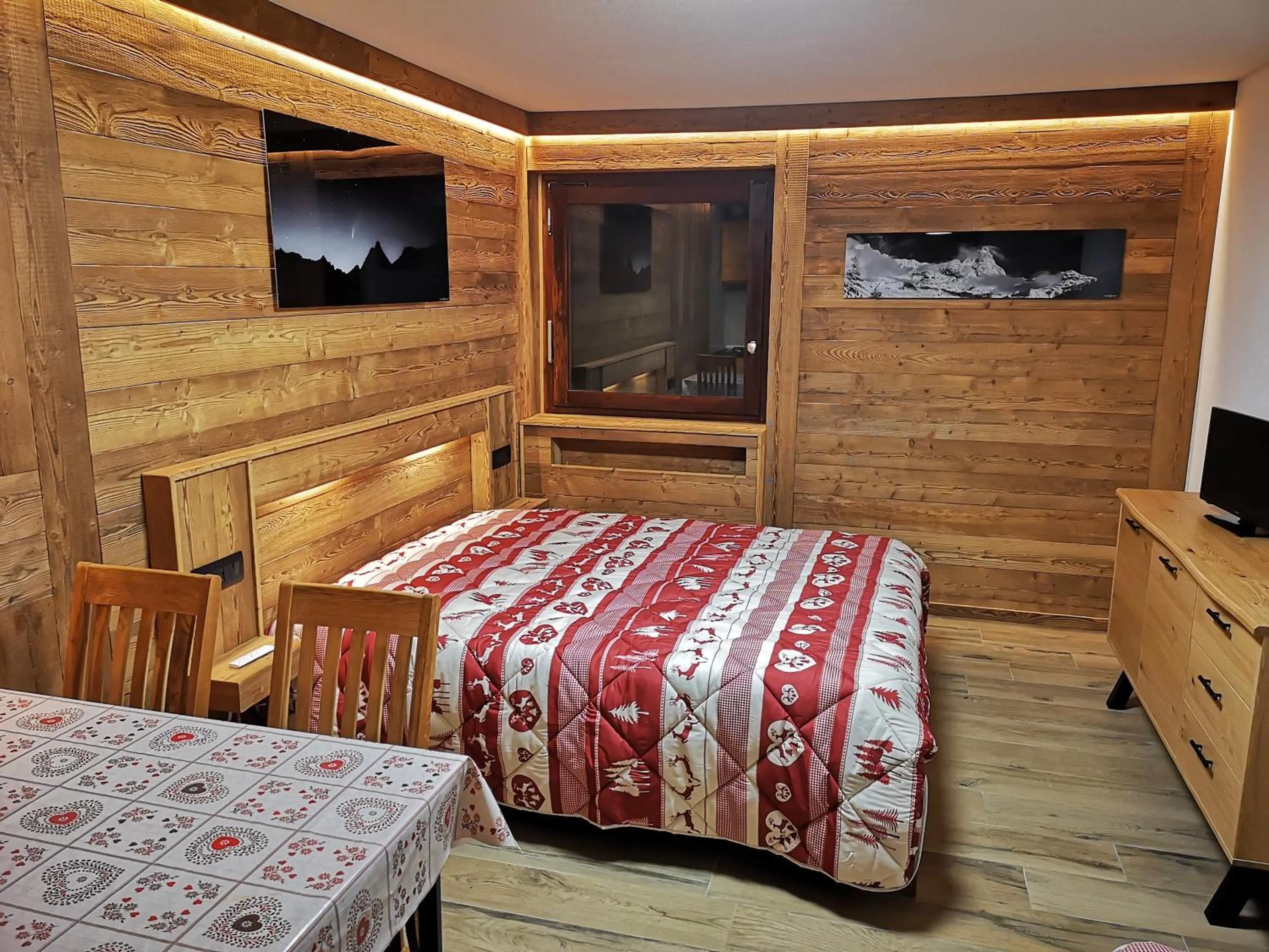 Photo of the whole room, Bed in Residence Petit Tibet