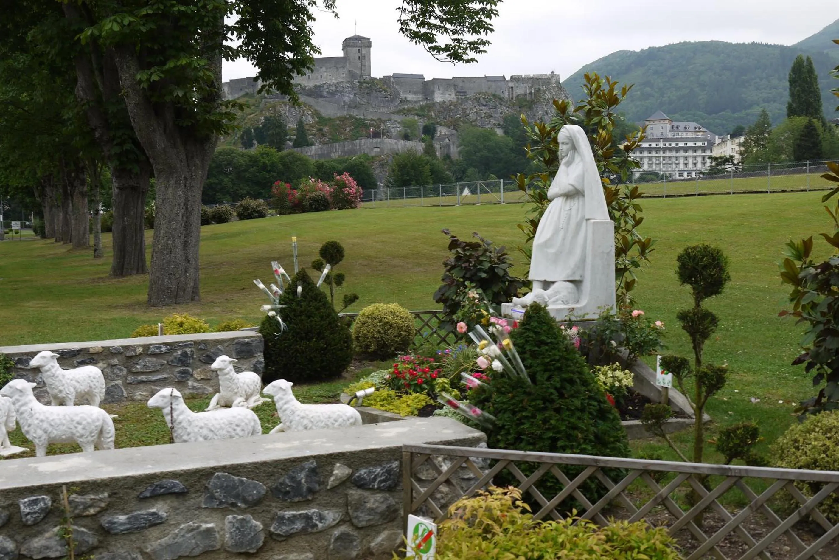 Property building in Hôtel Saint-Charles