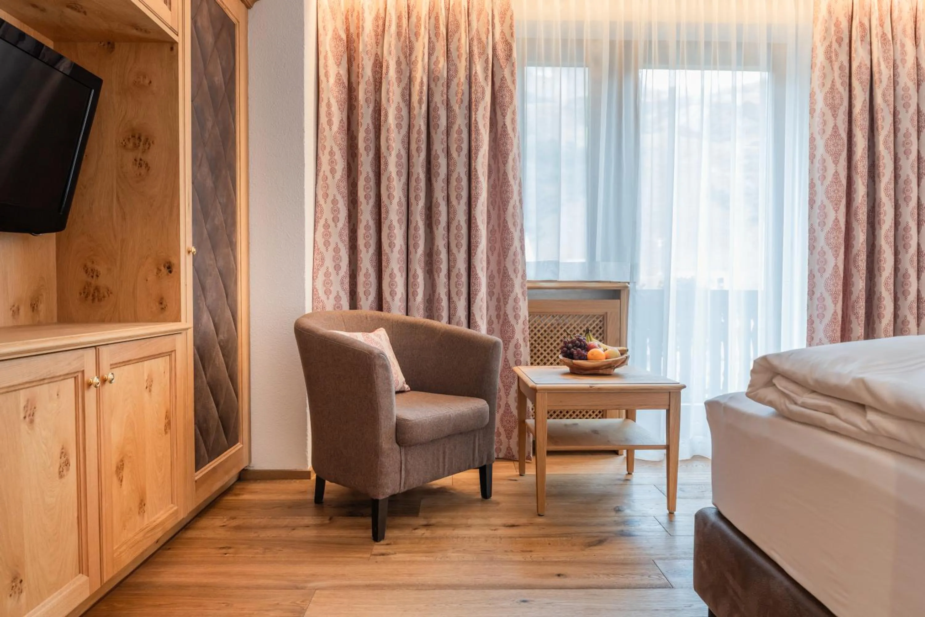 Seating area, Bed in Hotel Ulli